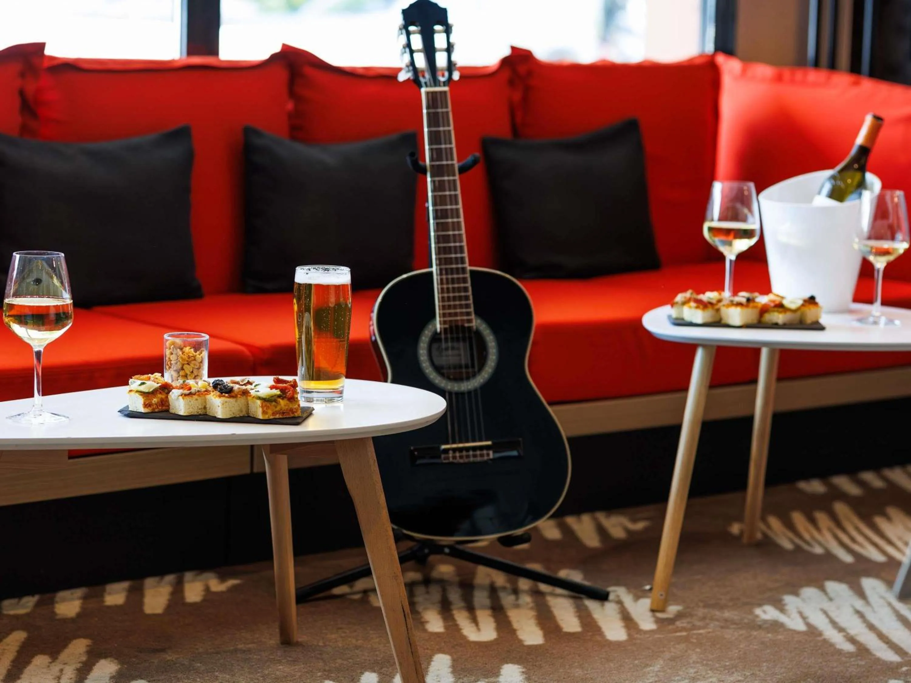 Lounge or bar in ibis Cannes Mandelieu