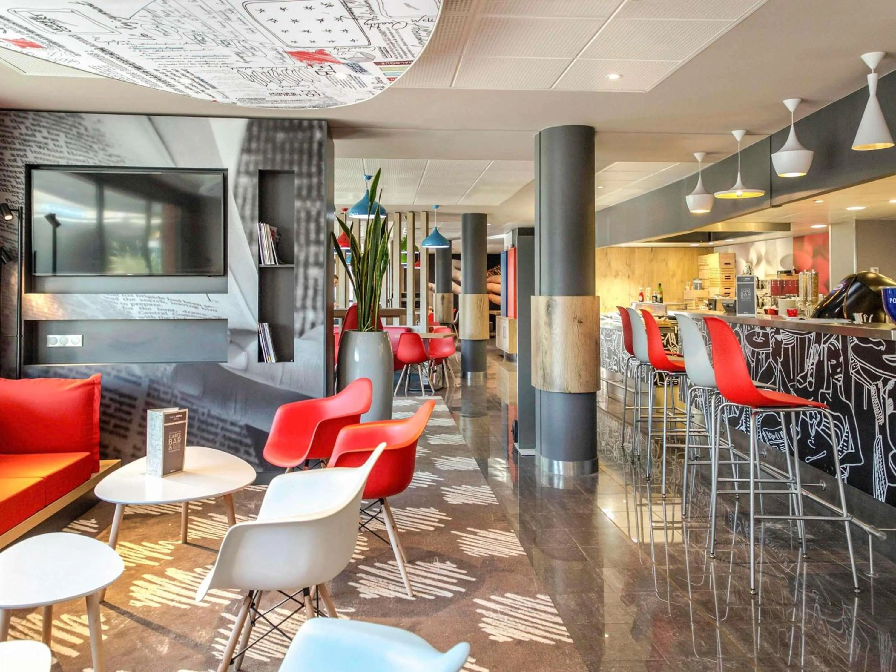 Lounge or bar in ibis Cannes Mandelieu