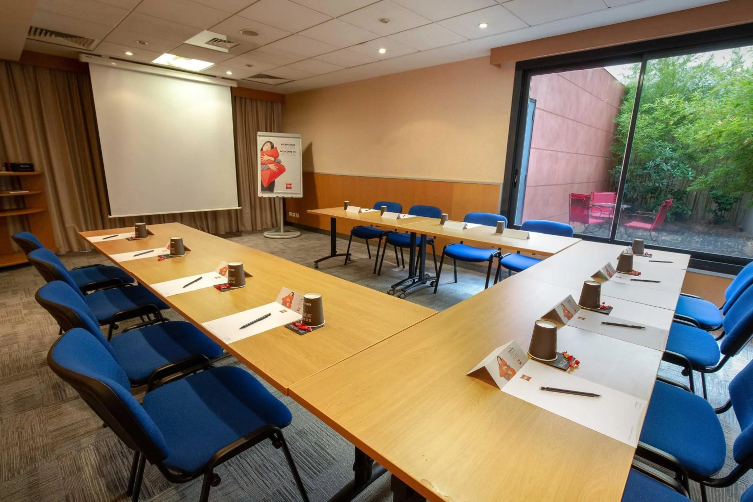 Seating area in ibis Cannes Mandelieu