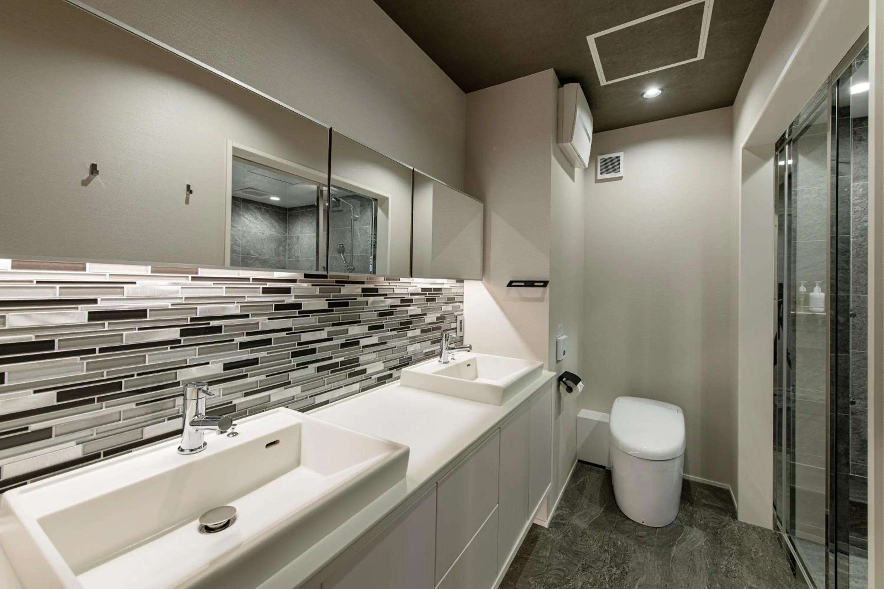 Shower in HOTEL MASTAY jingumichi