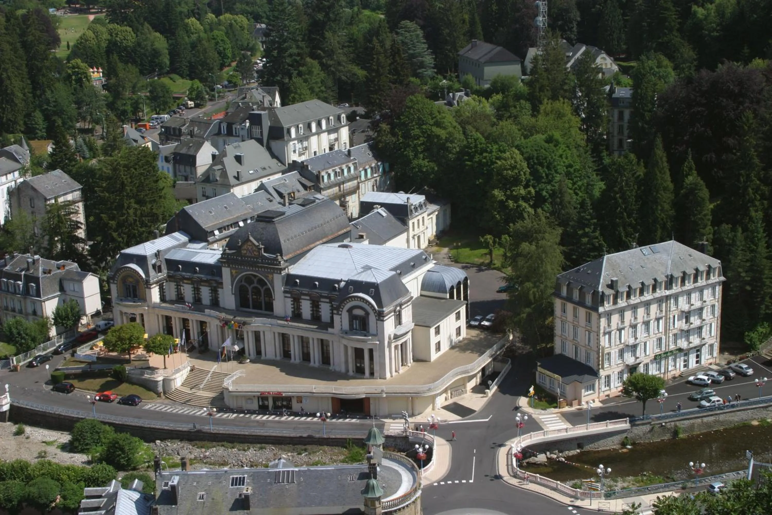 Facade/entrance, Bird's-eye View in Le Parc Des Fees Hôtel Retaurant & Spa
