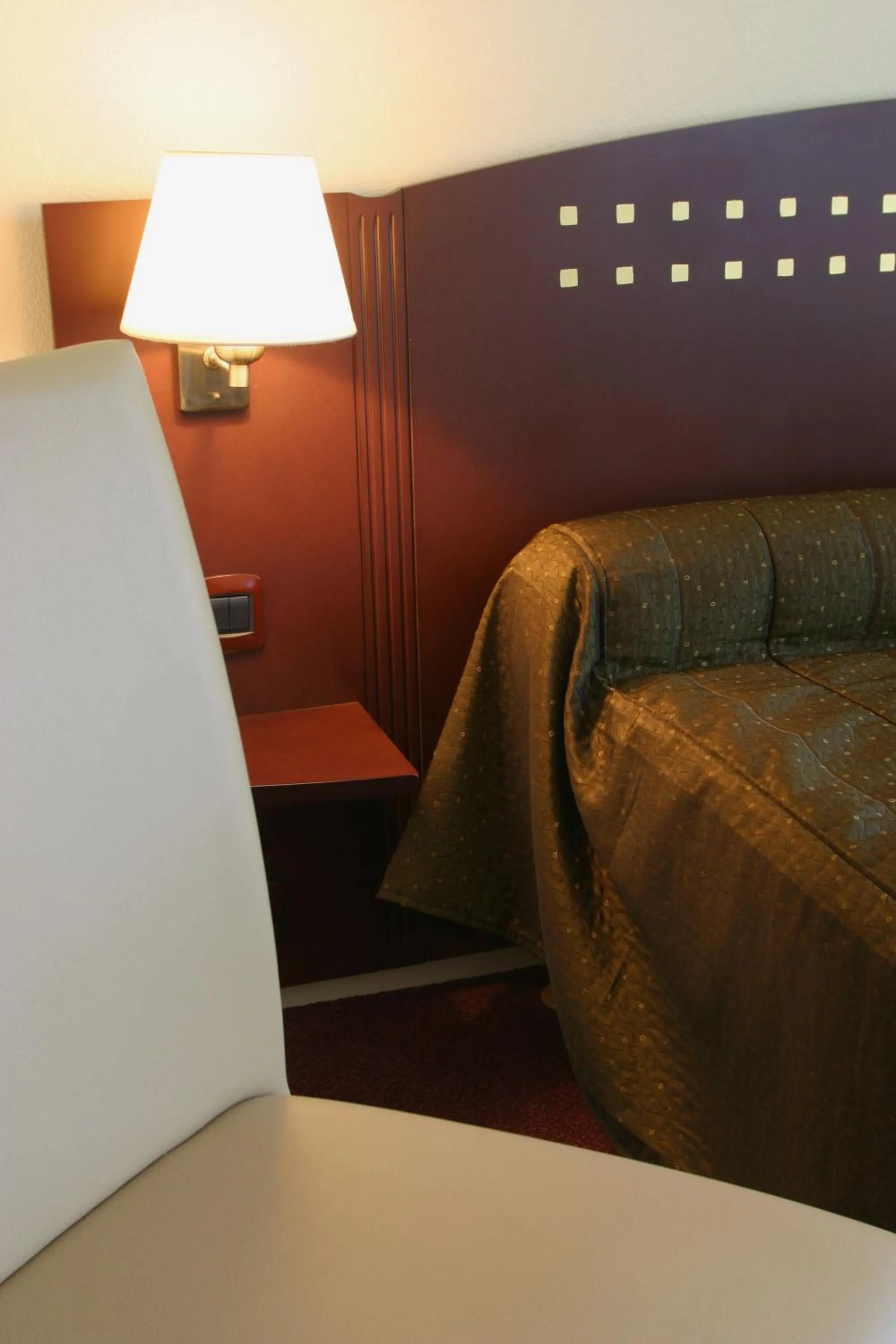 Bed, Seating Area in Le Parc Des Fees Hôtel Retaurant & Spa