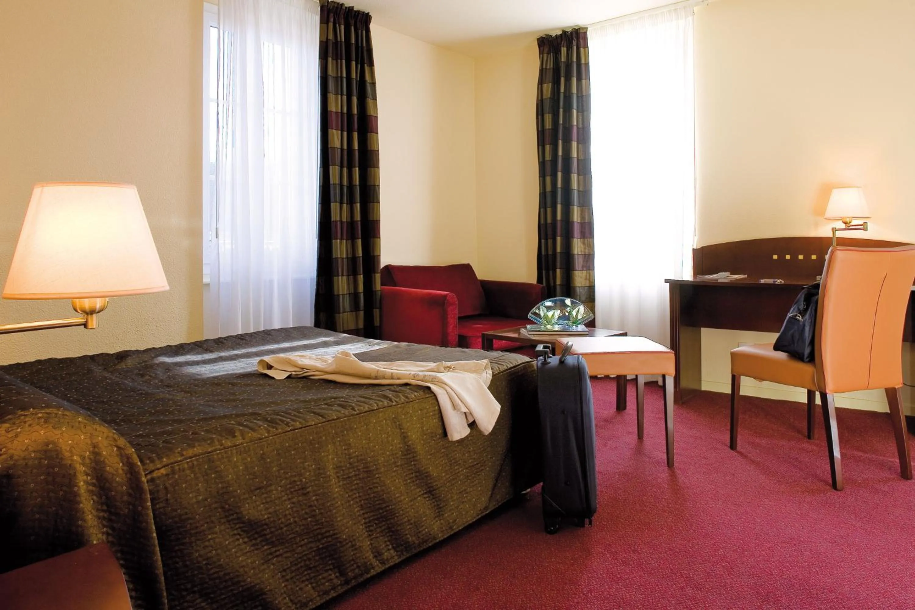 Photo of the whole room, Bed in Le Parc Des Fees Hôtel Retaurant & Spa