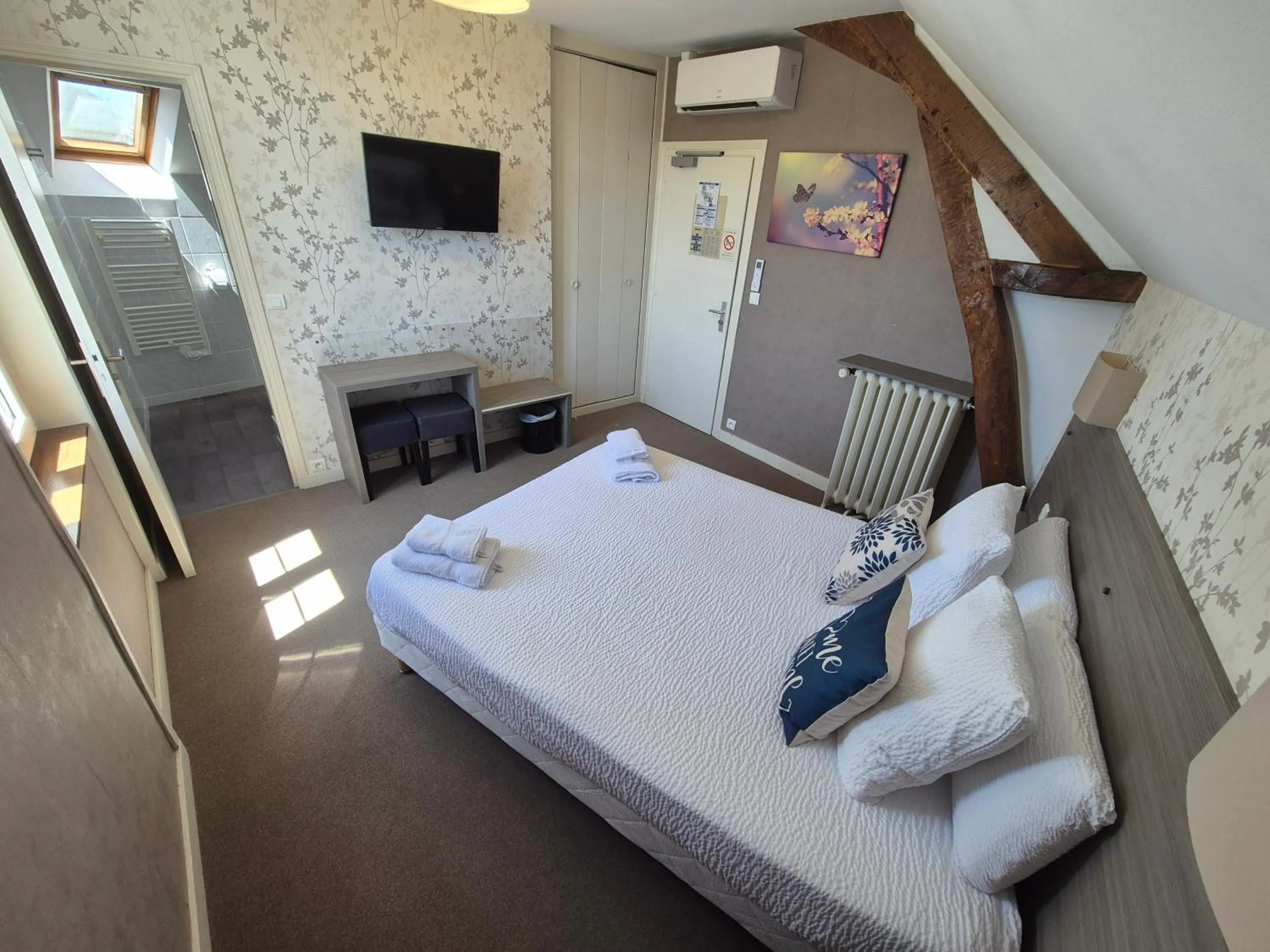 Bed in Logis Hôtel Restaurant Clair Cottage, Chisseaux - Chenonceaux