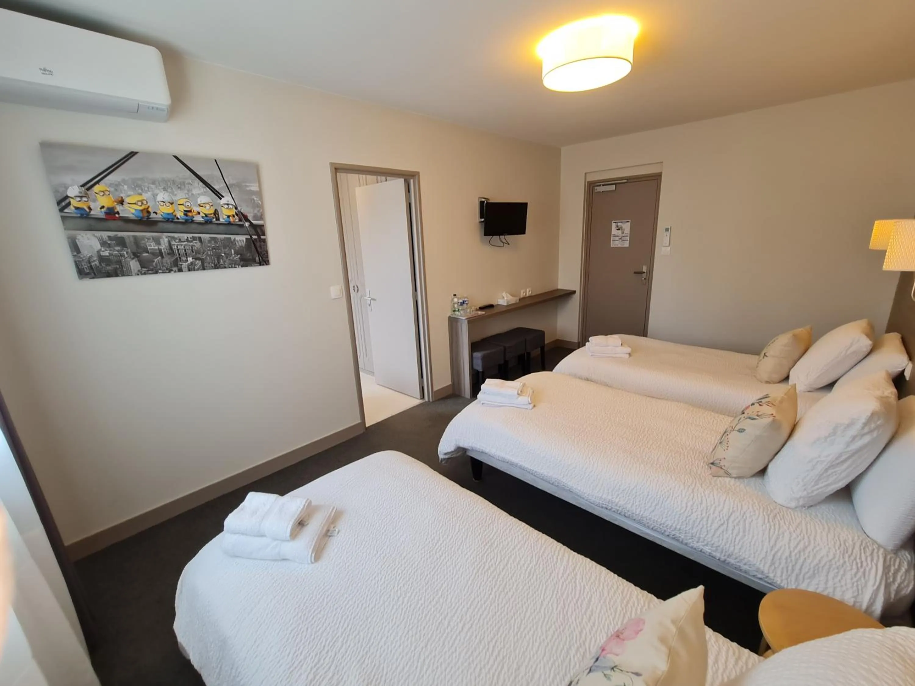 Bed in Logis Hôtel Restaurant Clair Cottage, Chisseaux - Chenonceaux