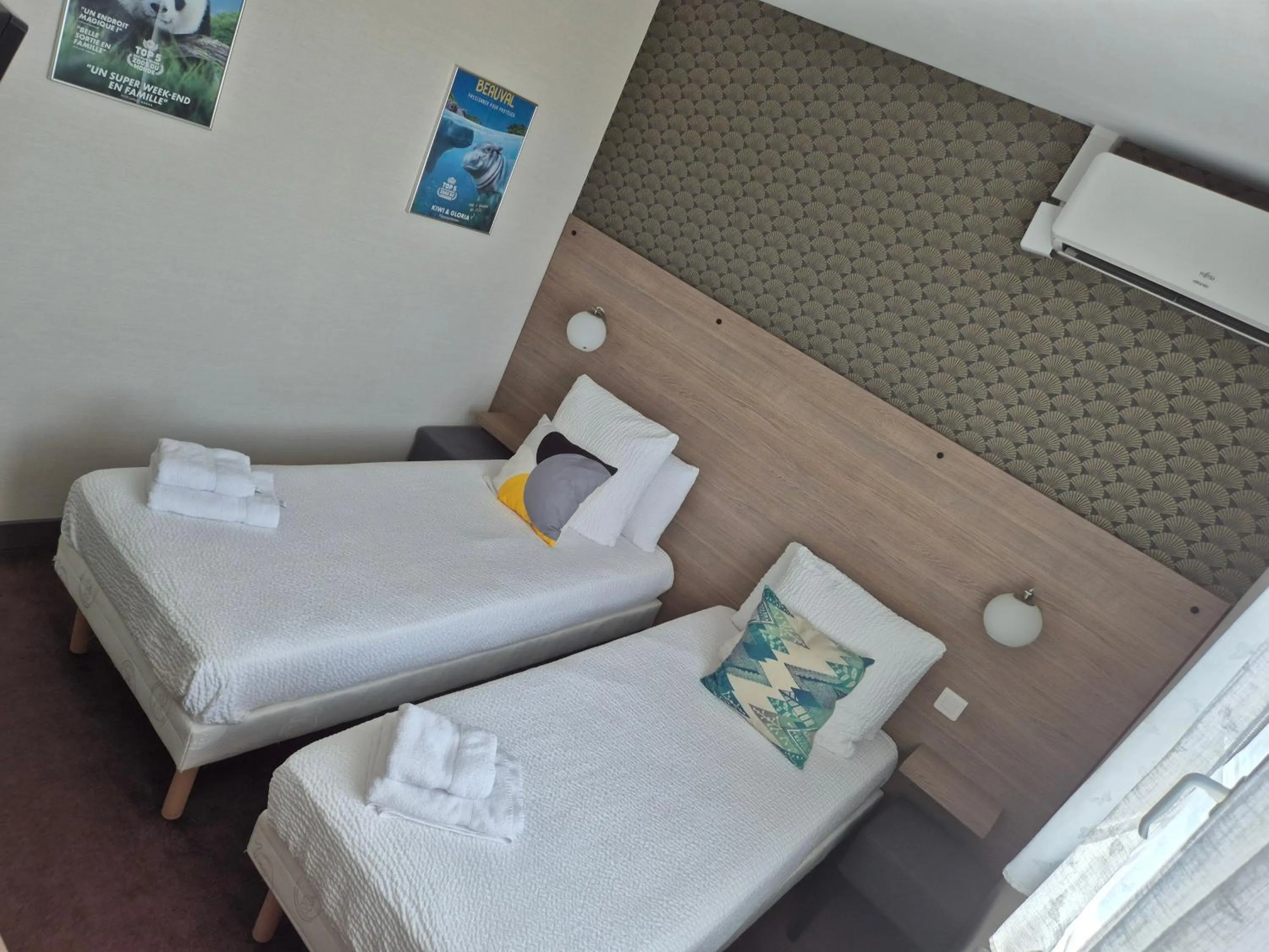 Bed in Logis Hôtel Restaurant Clair Cottage, Chisseaux - Chenonceaux