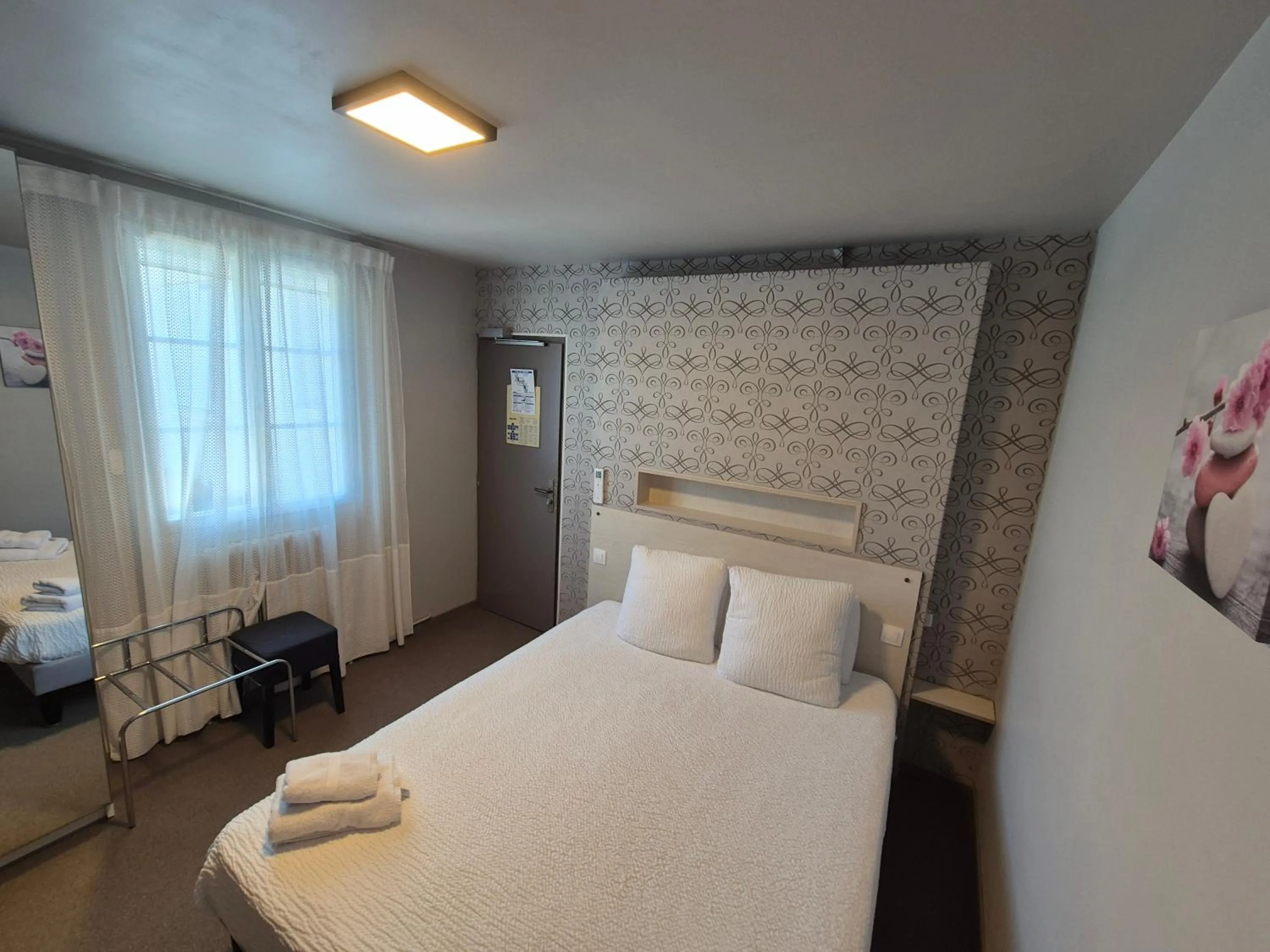 Bed in Logis Hôtel Restaurant Clair Cottage, Chisseaux - Chenonceaux