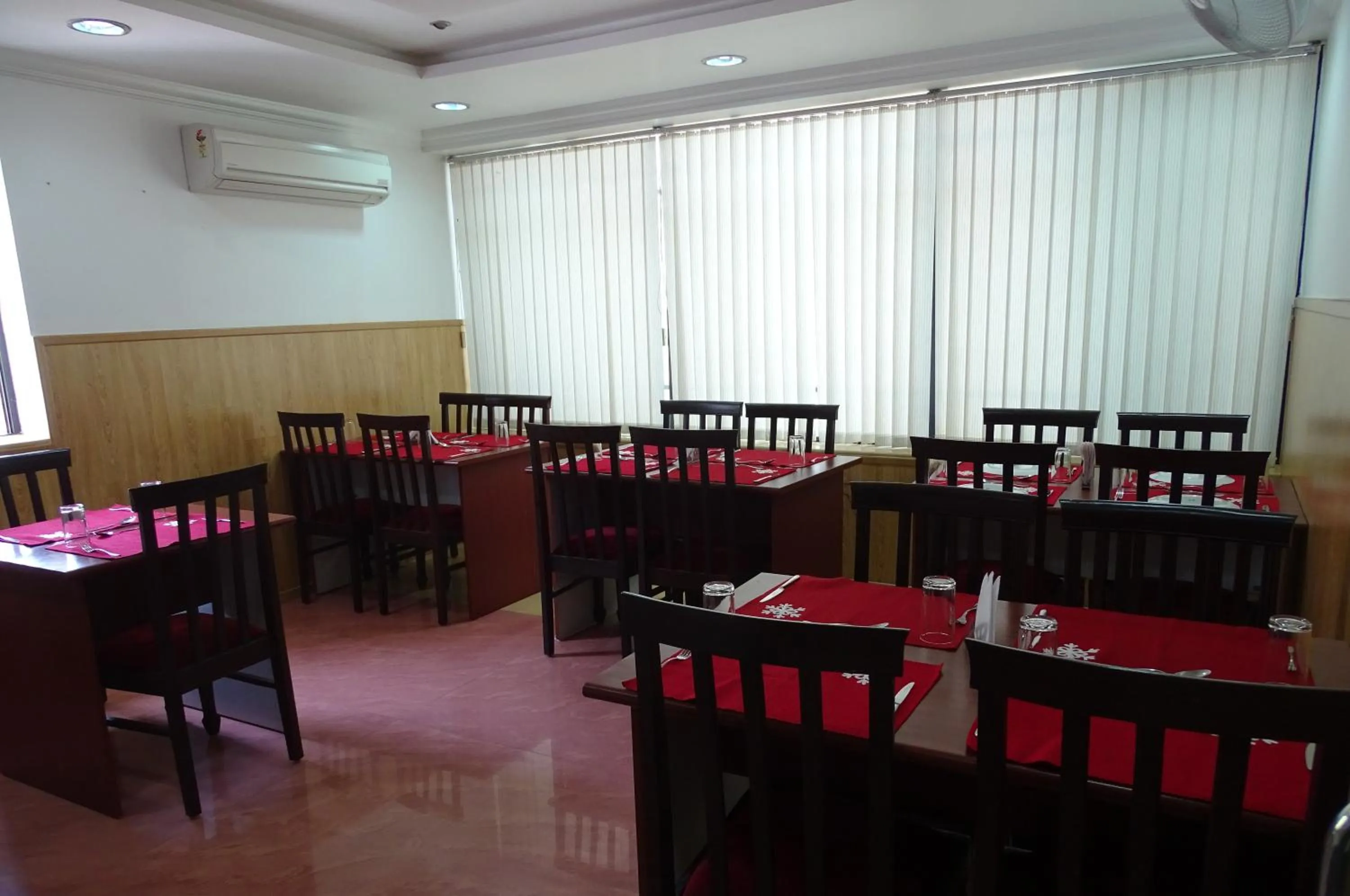 Restaurant/places to eat in Hotel Opalo Kailas