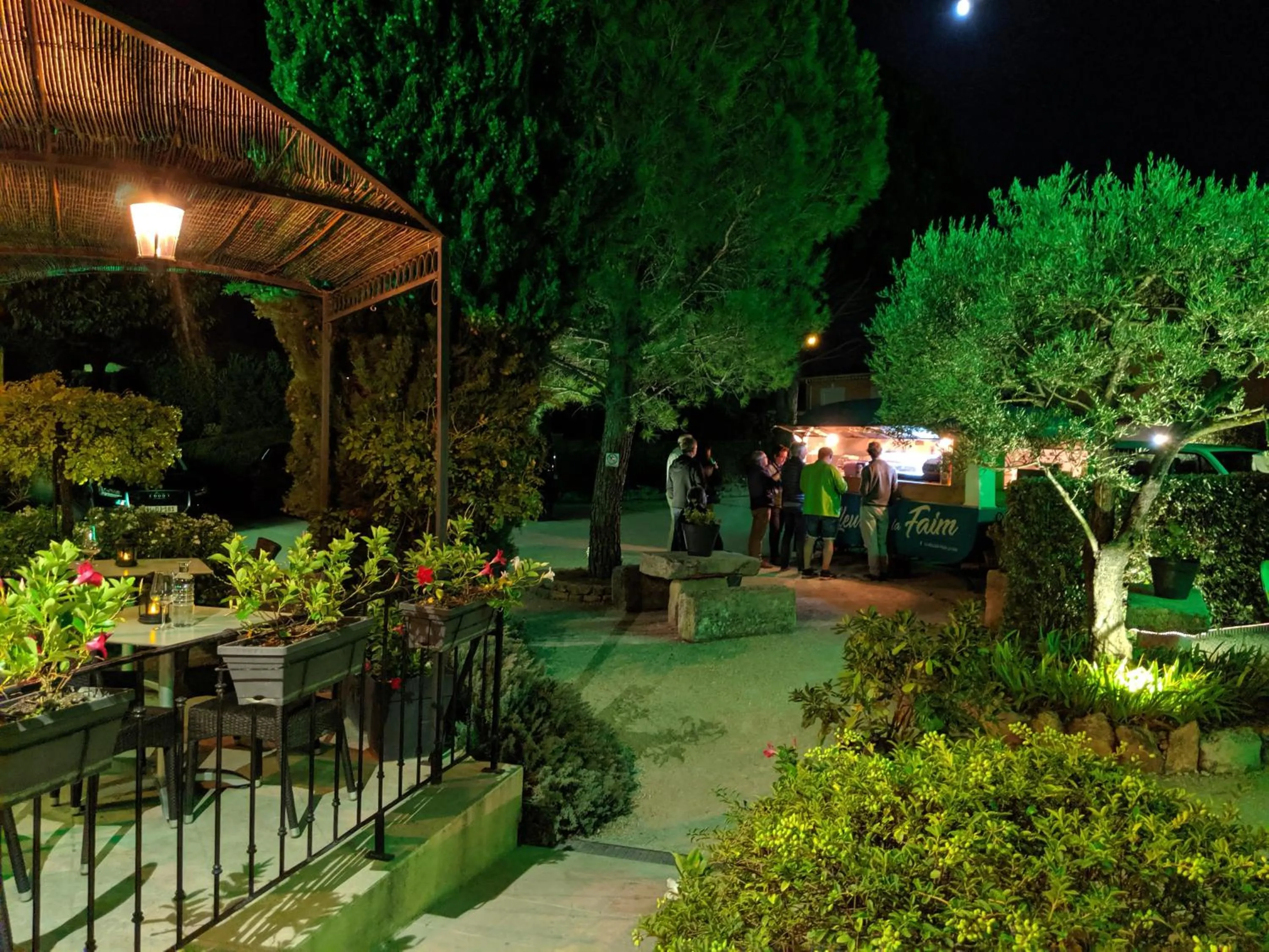 Evening entertainment in Hôtel Le Pradet