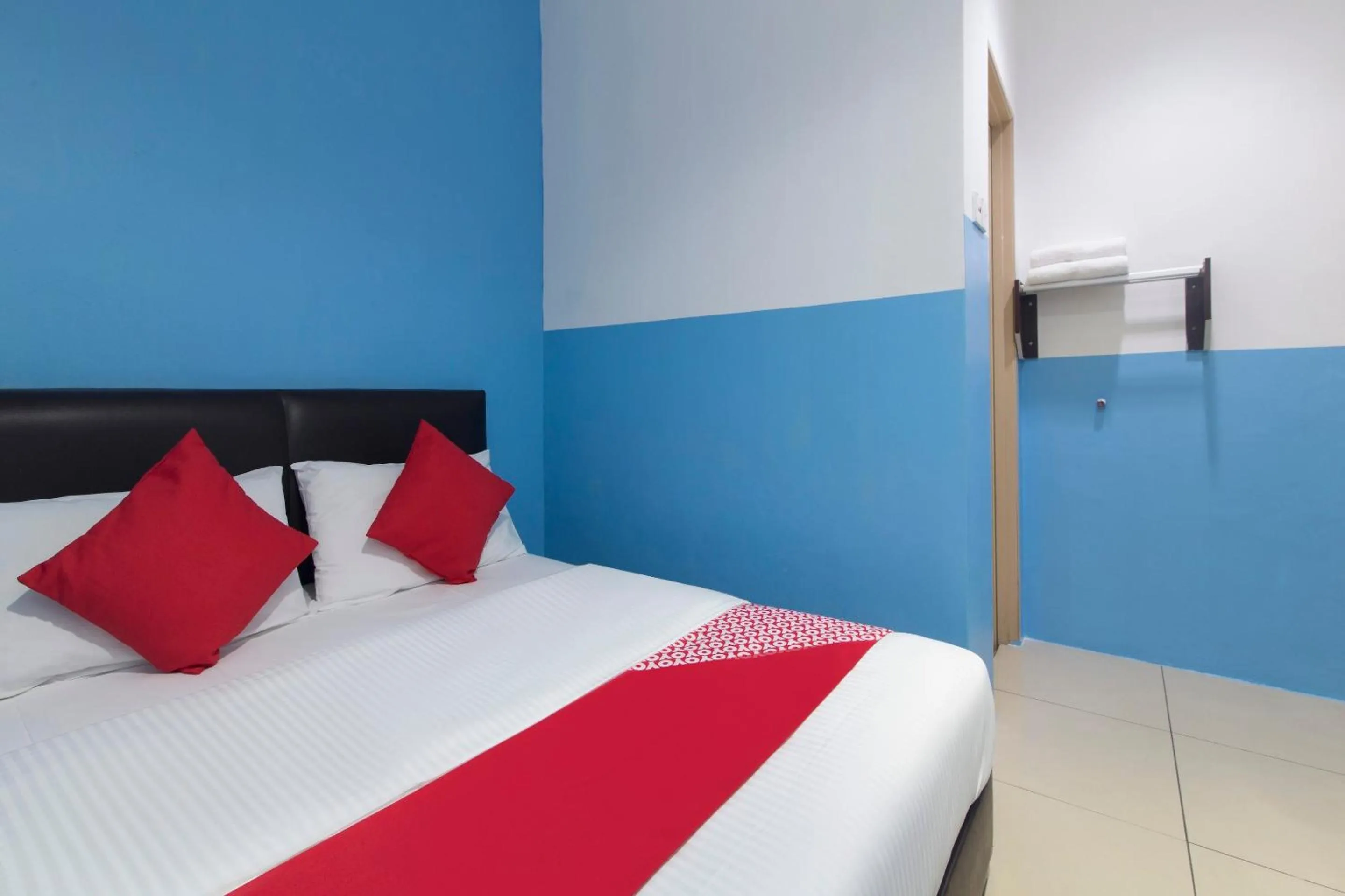 Bedroom in OYO 44072 Mines Cempaka Hotel