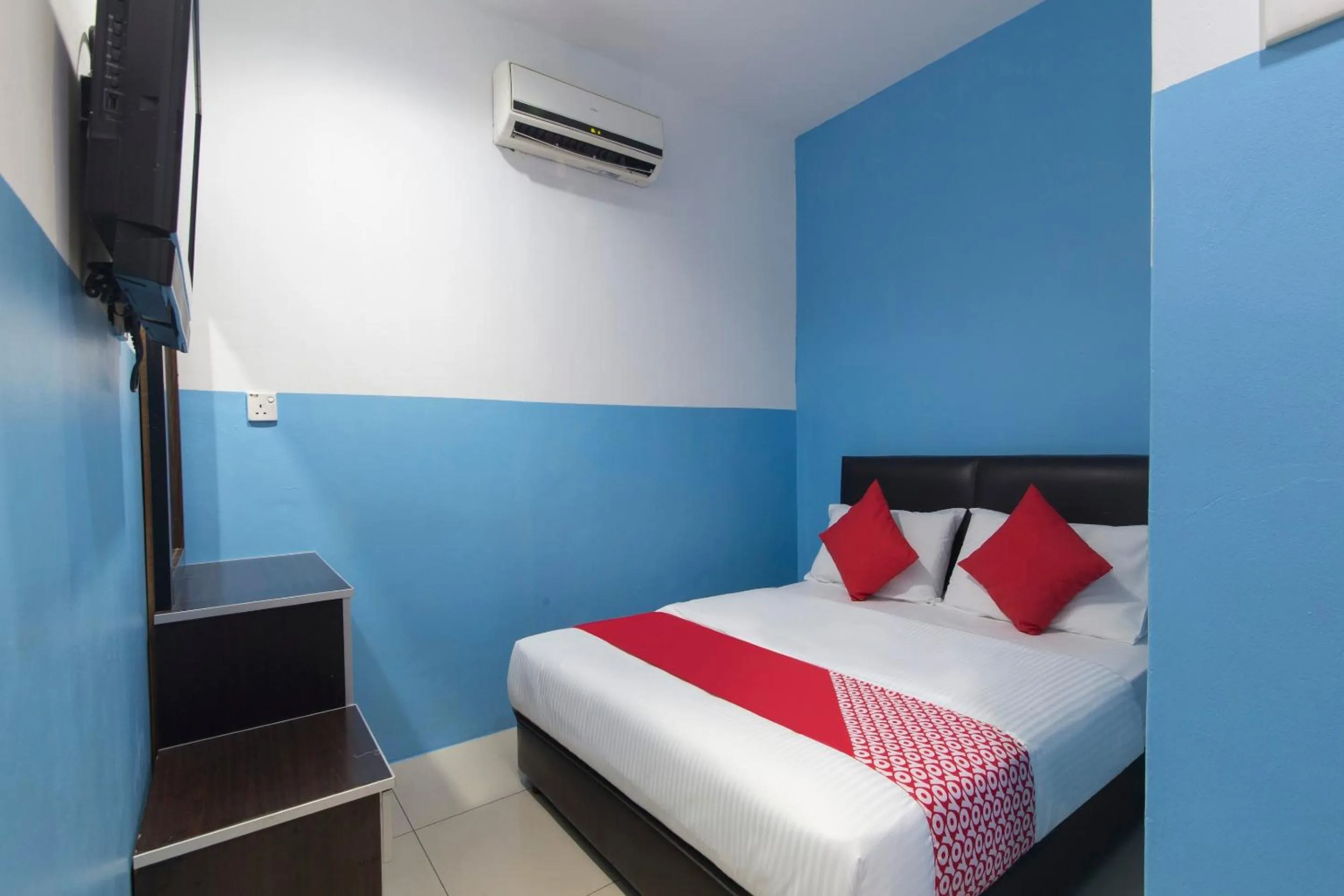 Bedroom in OYO 44072 Mines Cempaka Hotel