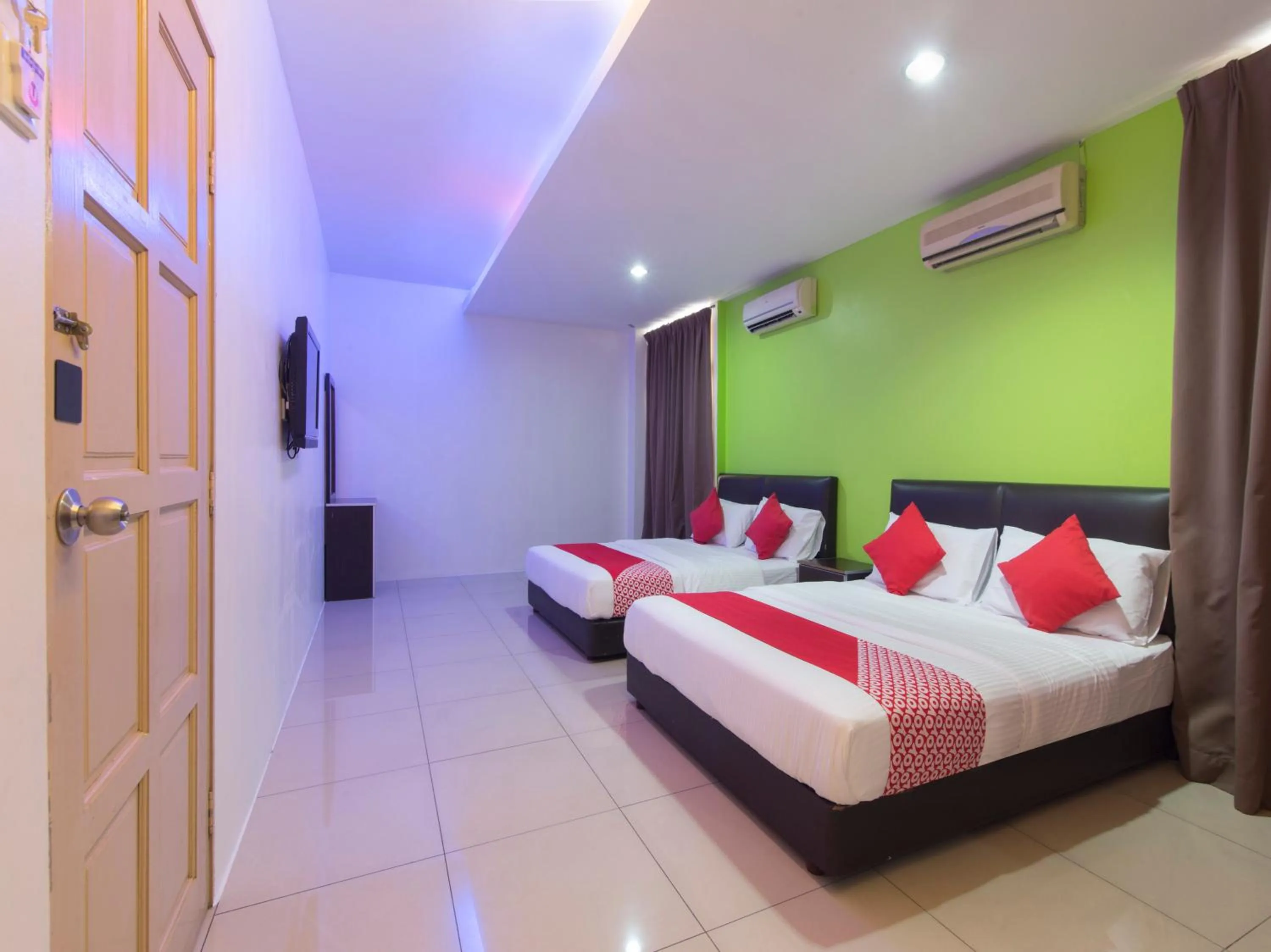 Bedroom in OYO 44072 Mines Cempaka Hotel