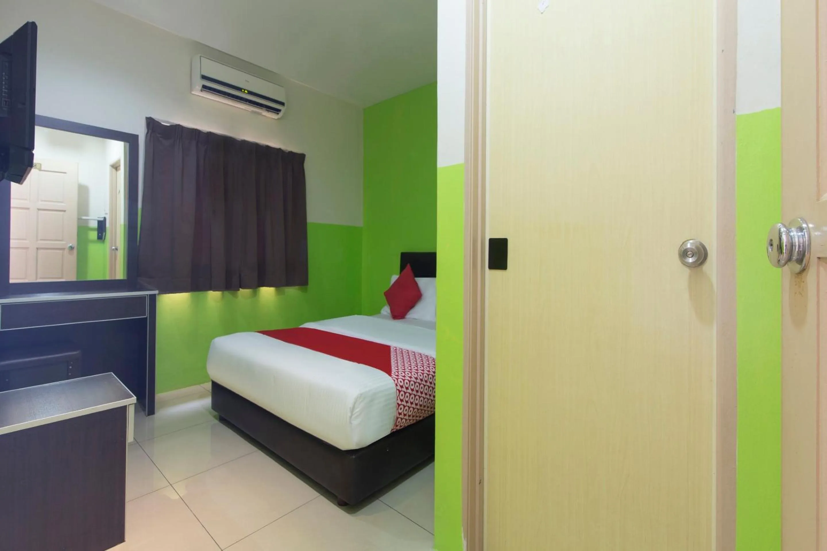 Bedroom in OYO 44072 Mines Cempaka Hotel