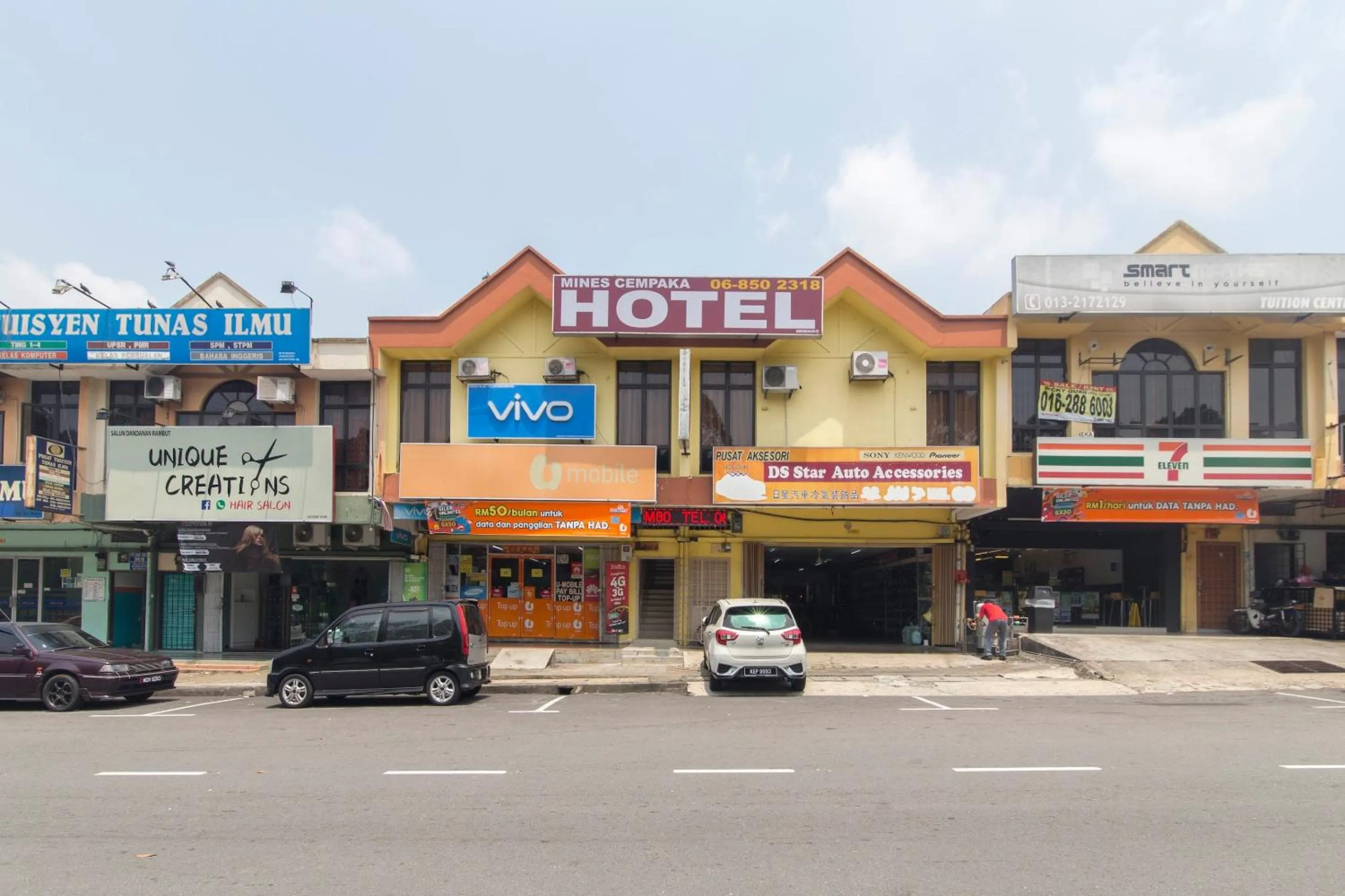 Facade/entrance in OYO 44072 Mines Cempaka Hotel