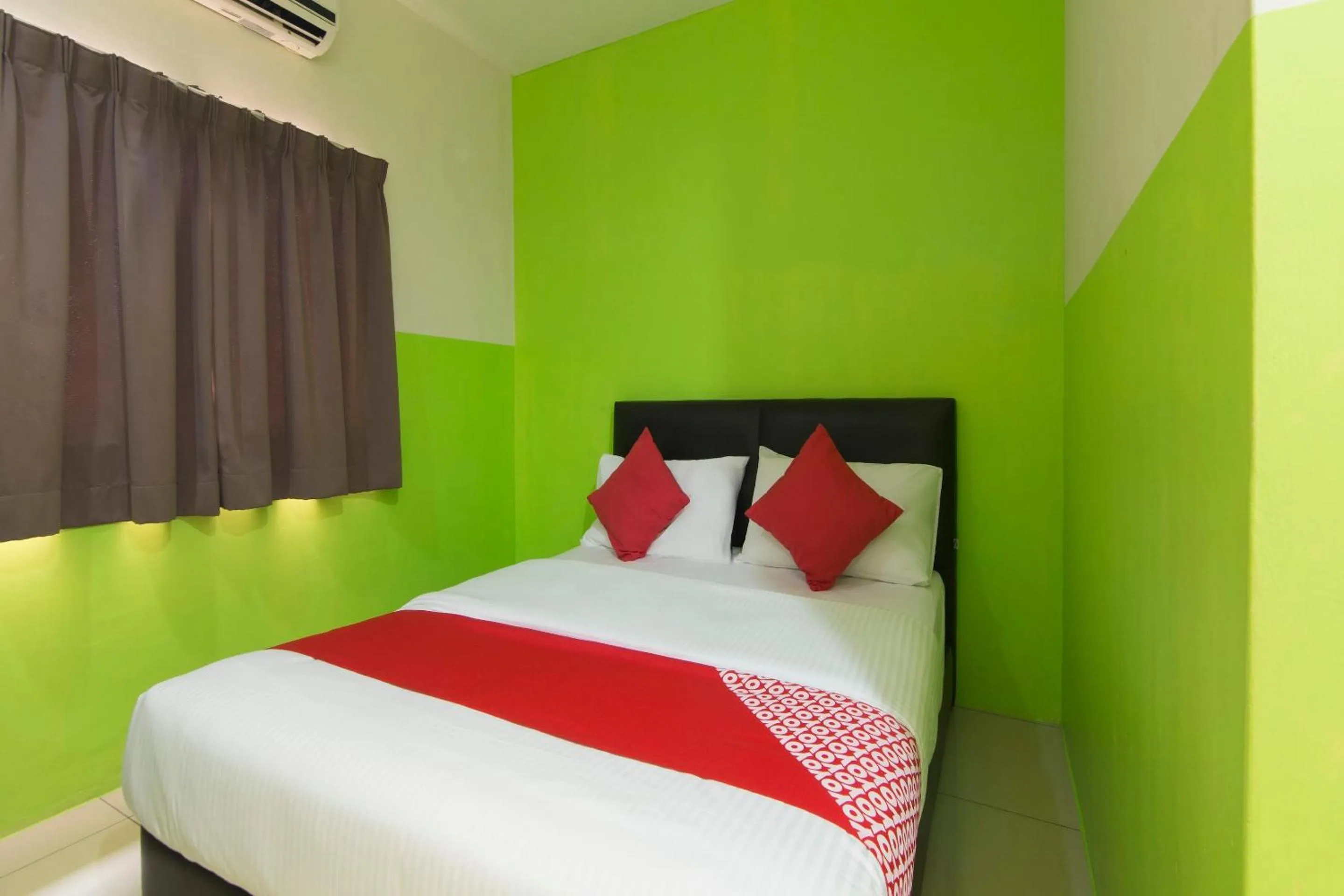 Bedroom in OYO 44072 Mines Cempaka Hotel