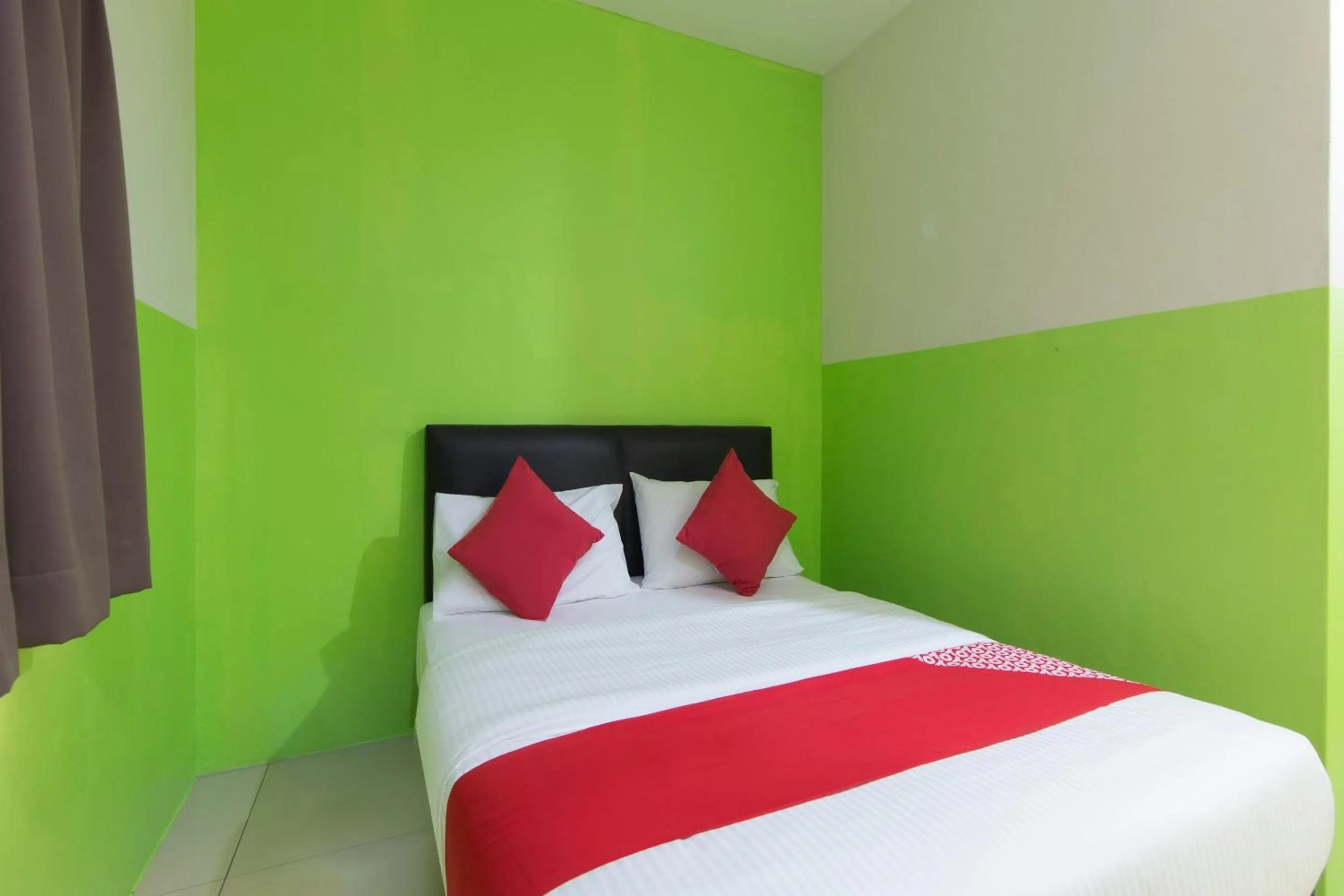 Bedroom in OYO 44072 Mines Cempaka Hotel