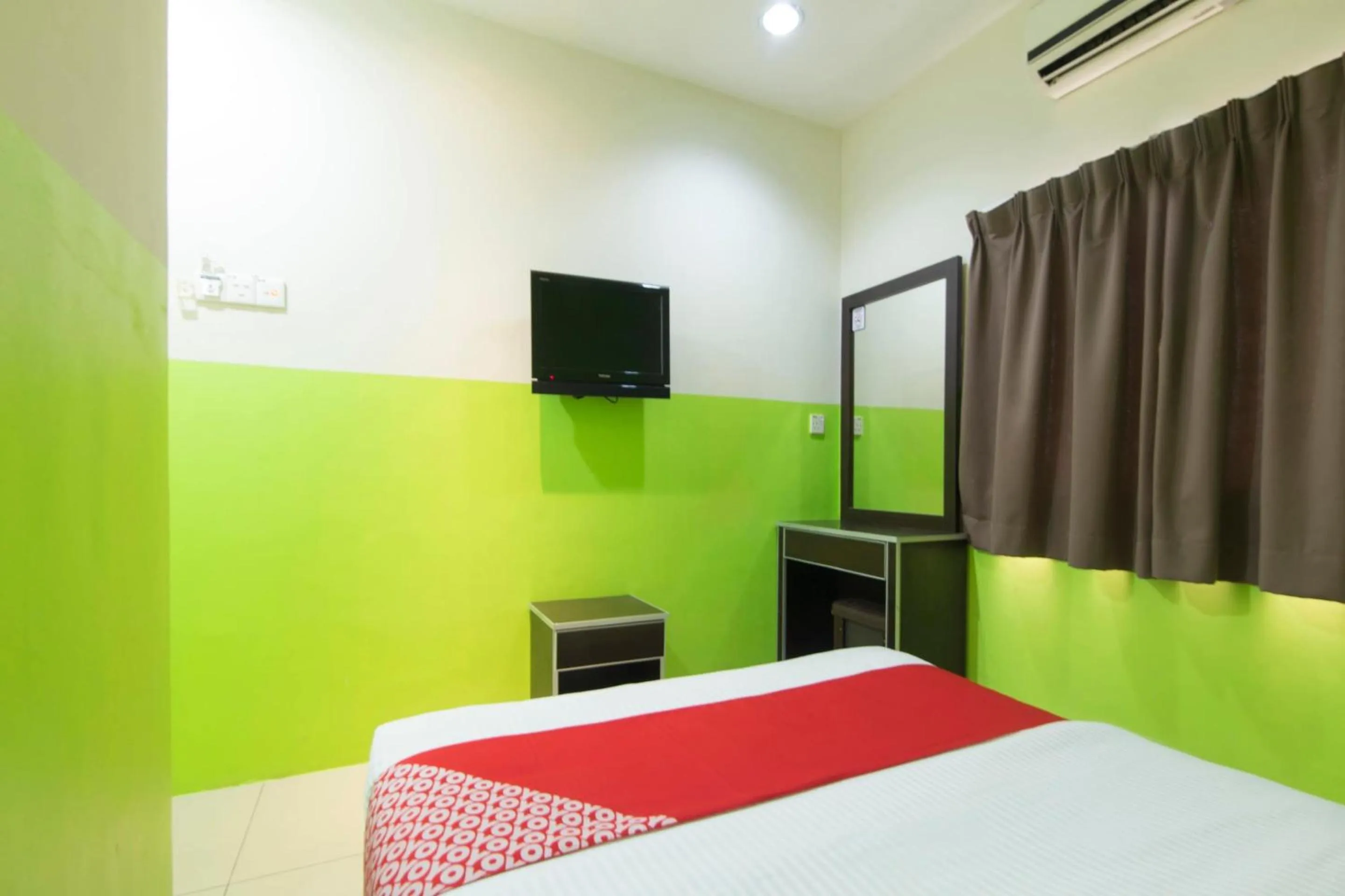 Bedroom in OYO 44072 Mines Cempaka Hotel