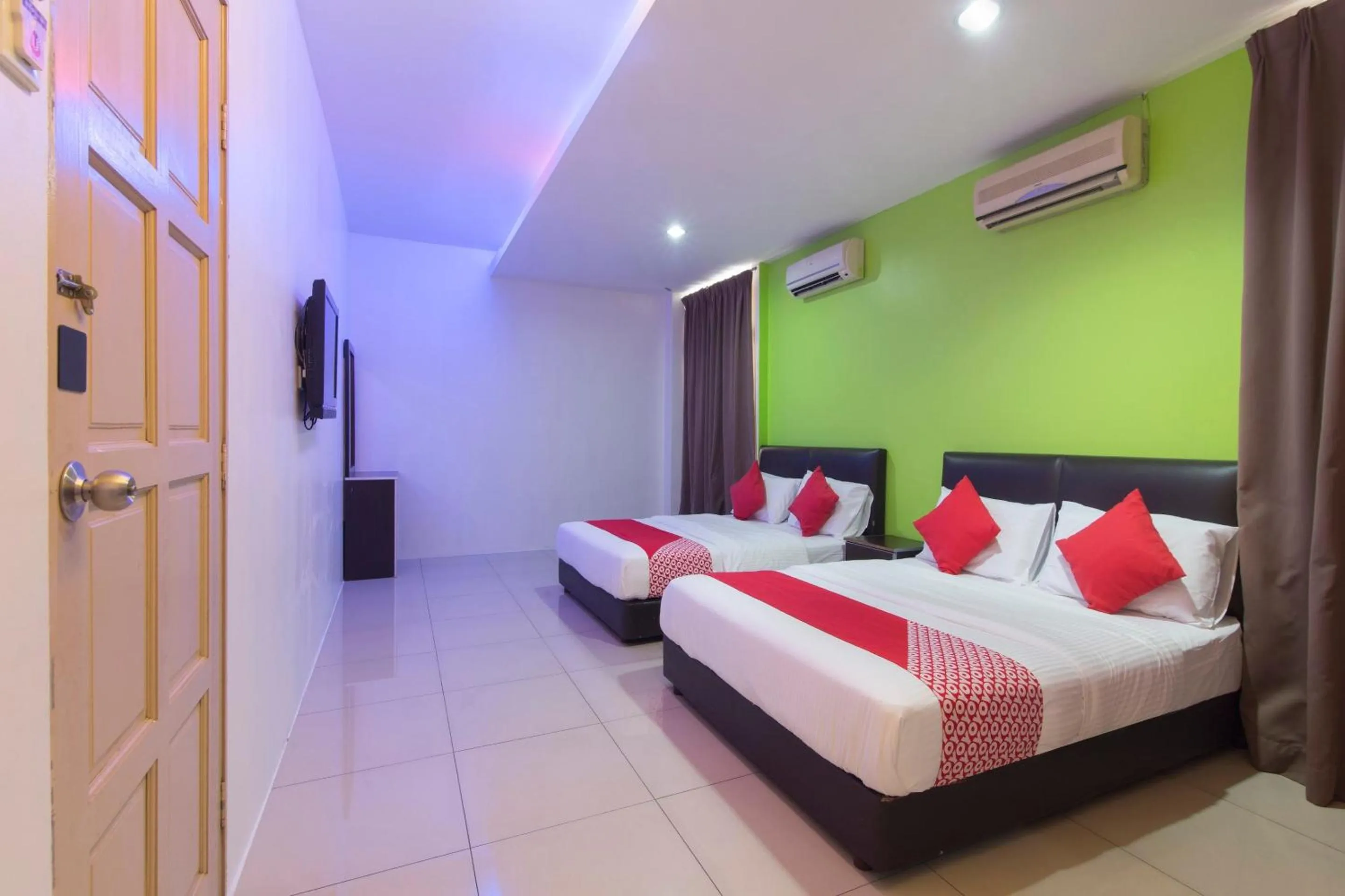 Bedroom in OYO 44072 Mines Cempaka Hotel