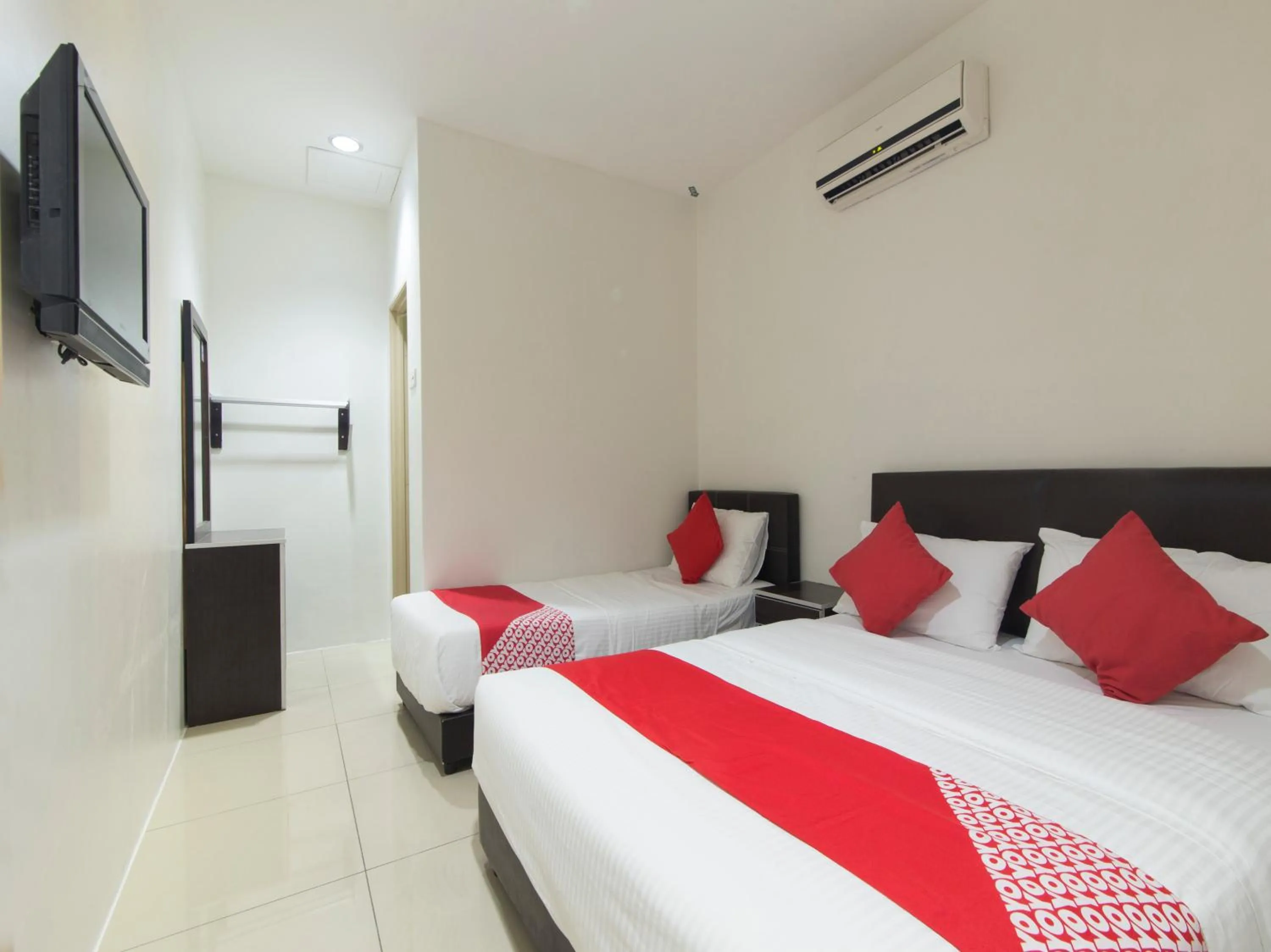 Bedroom in OYO 44072 Mines Cempaka Hotel