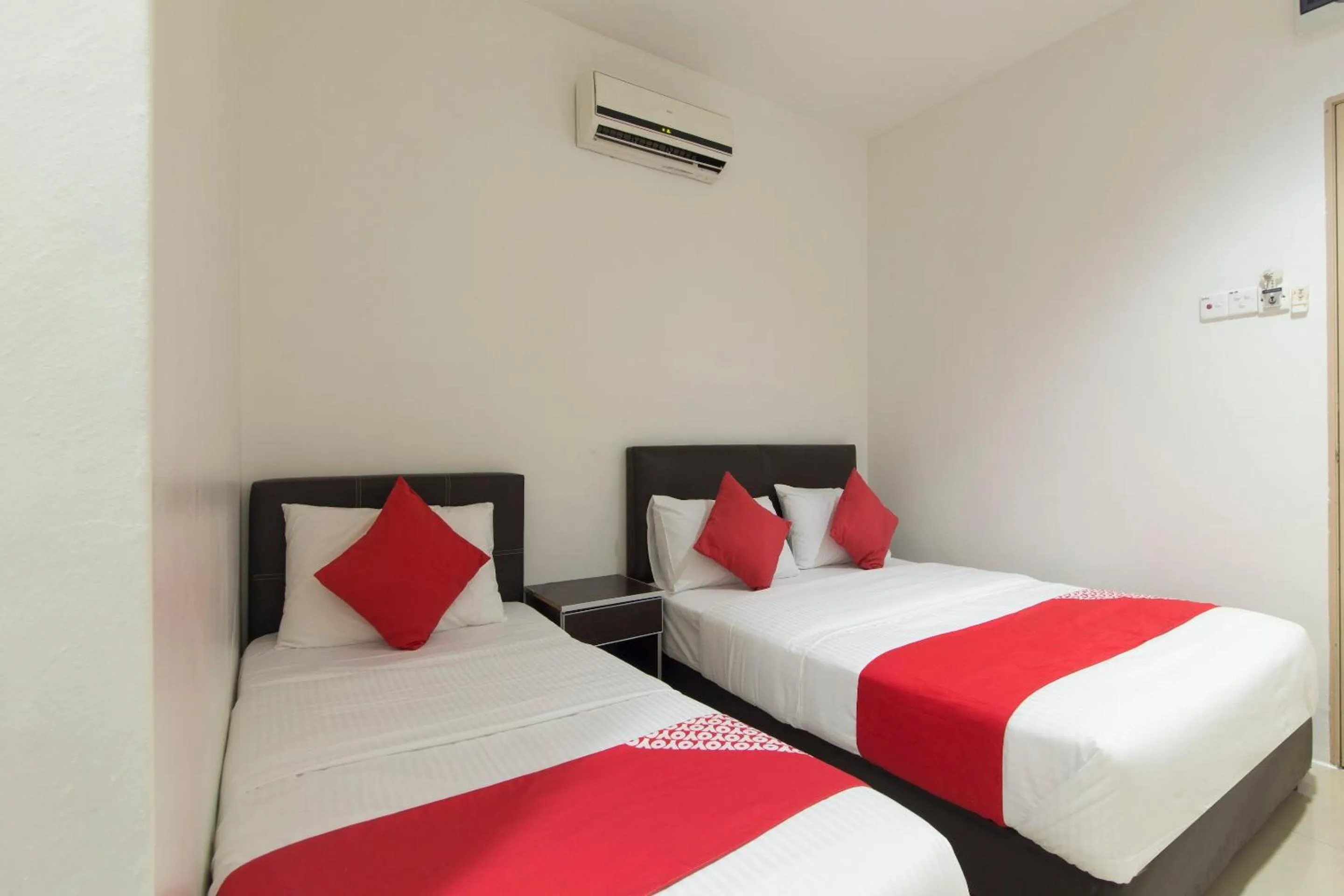 Bedroom in OYO 44072 Mines Cempaka Hotel