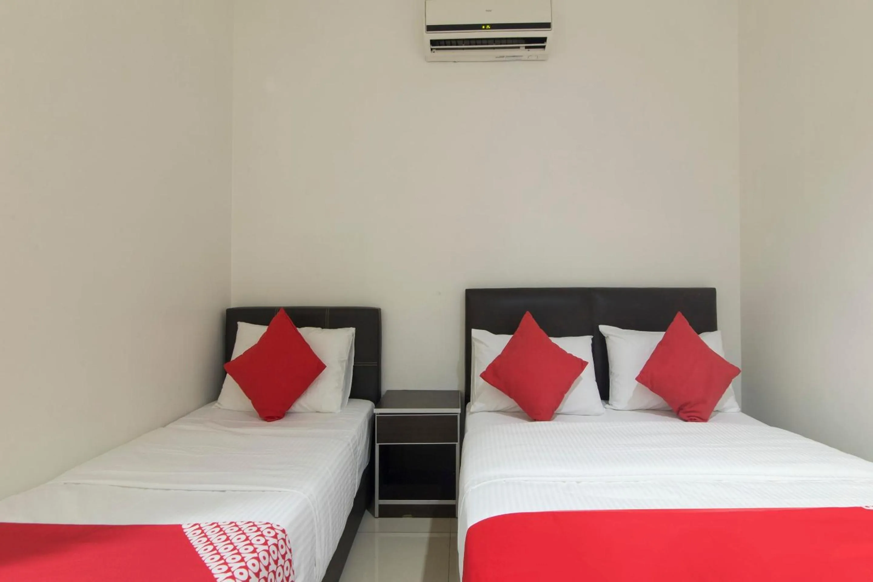 Bedroom in OYO 44072 Mines Cempaka Hotel