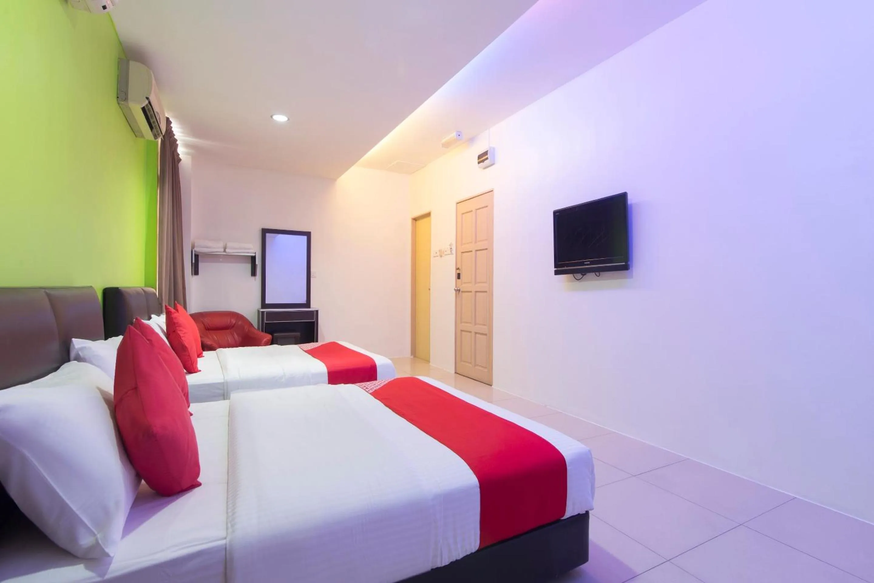 Bedroom in OYO 44072 Mines Cempaka Hotel