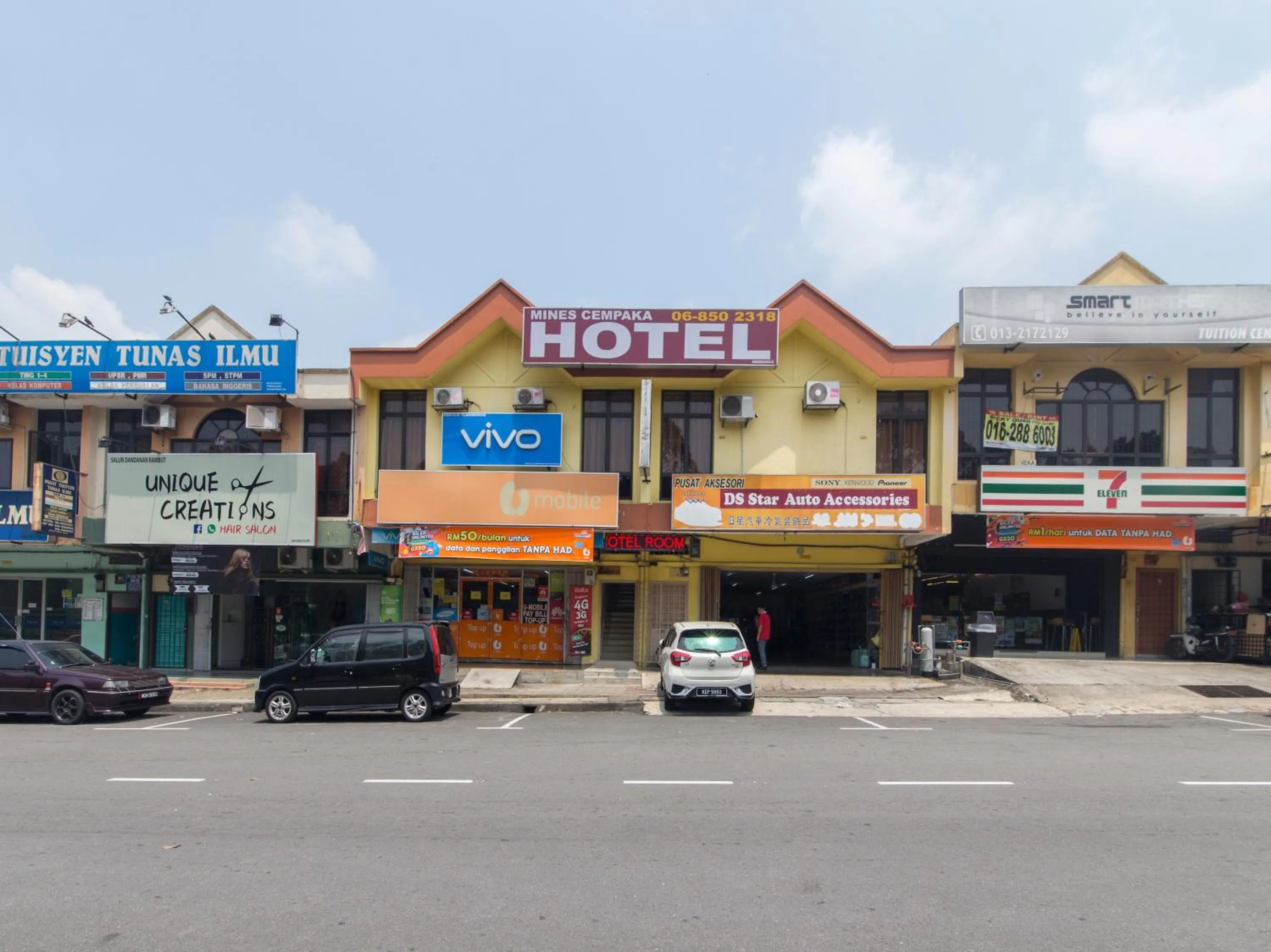 Facade/entrance in OYO 44072 Mines Cempaka Hotel