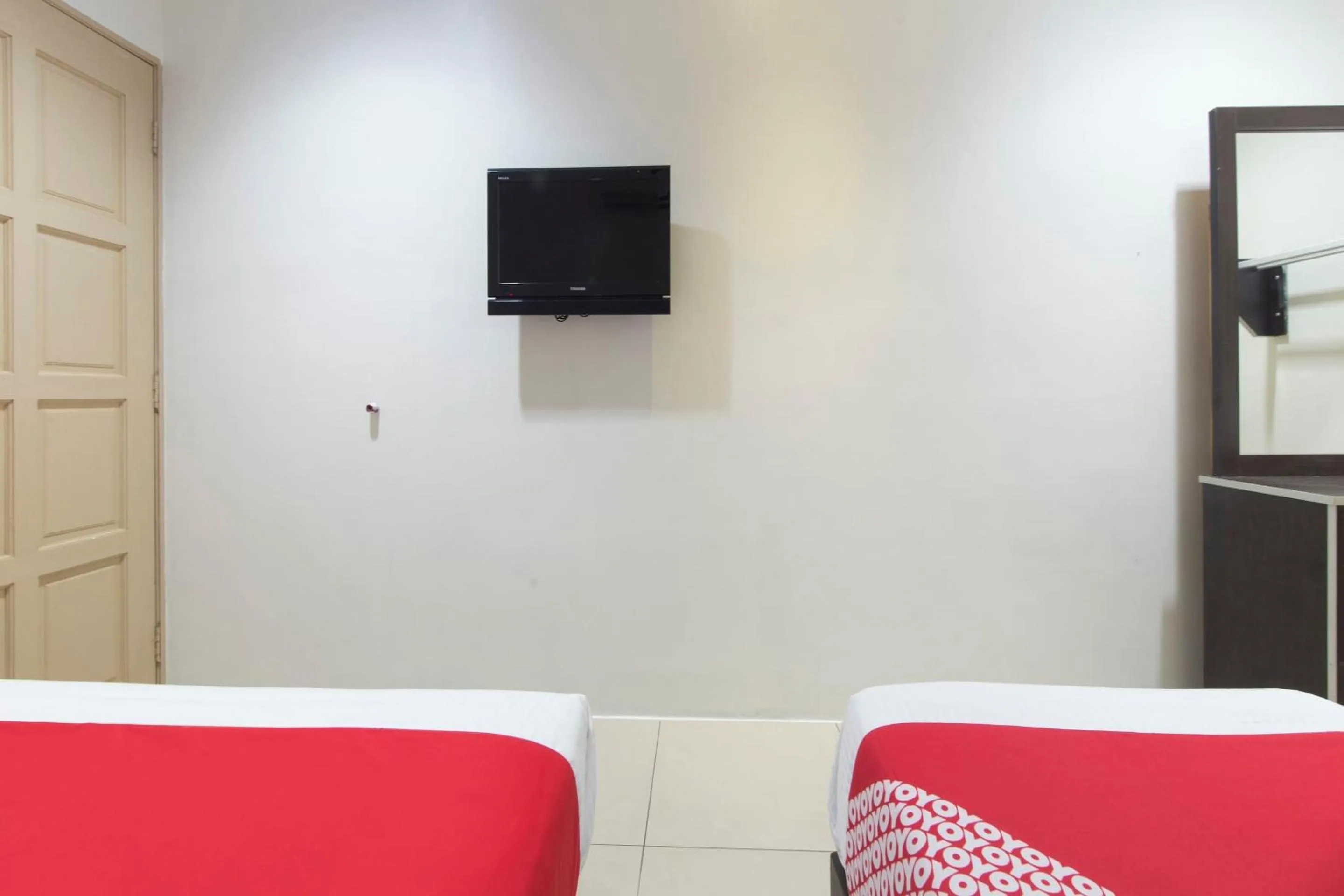 Bedroom in OYO 44072 Mines Cempaka Hotel