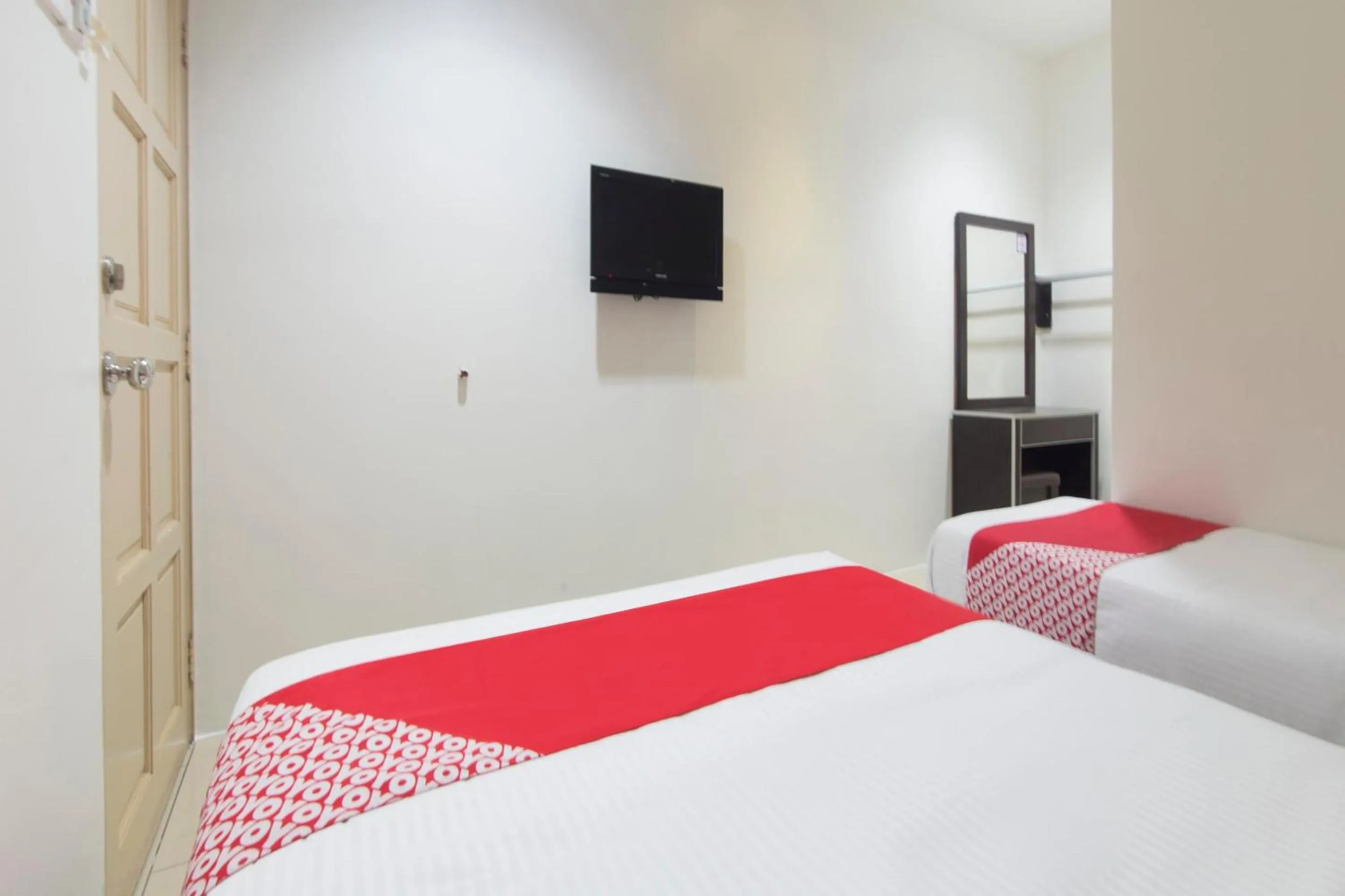 Bedroom in OYO 44072 Mines Cempaka Hotel