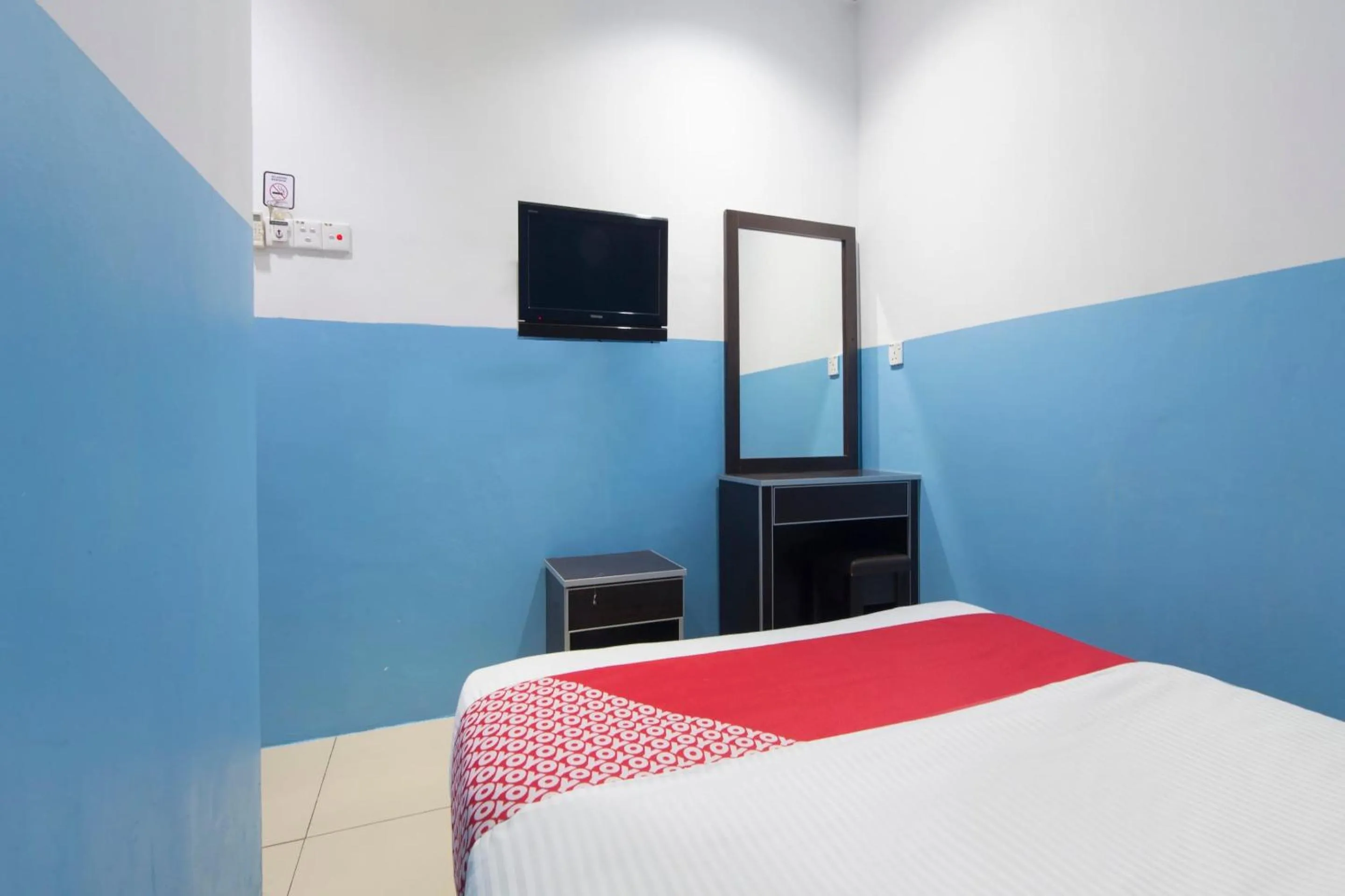 Bedroom in OYO 44072 Mines Cempaka Hotel