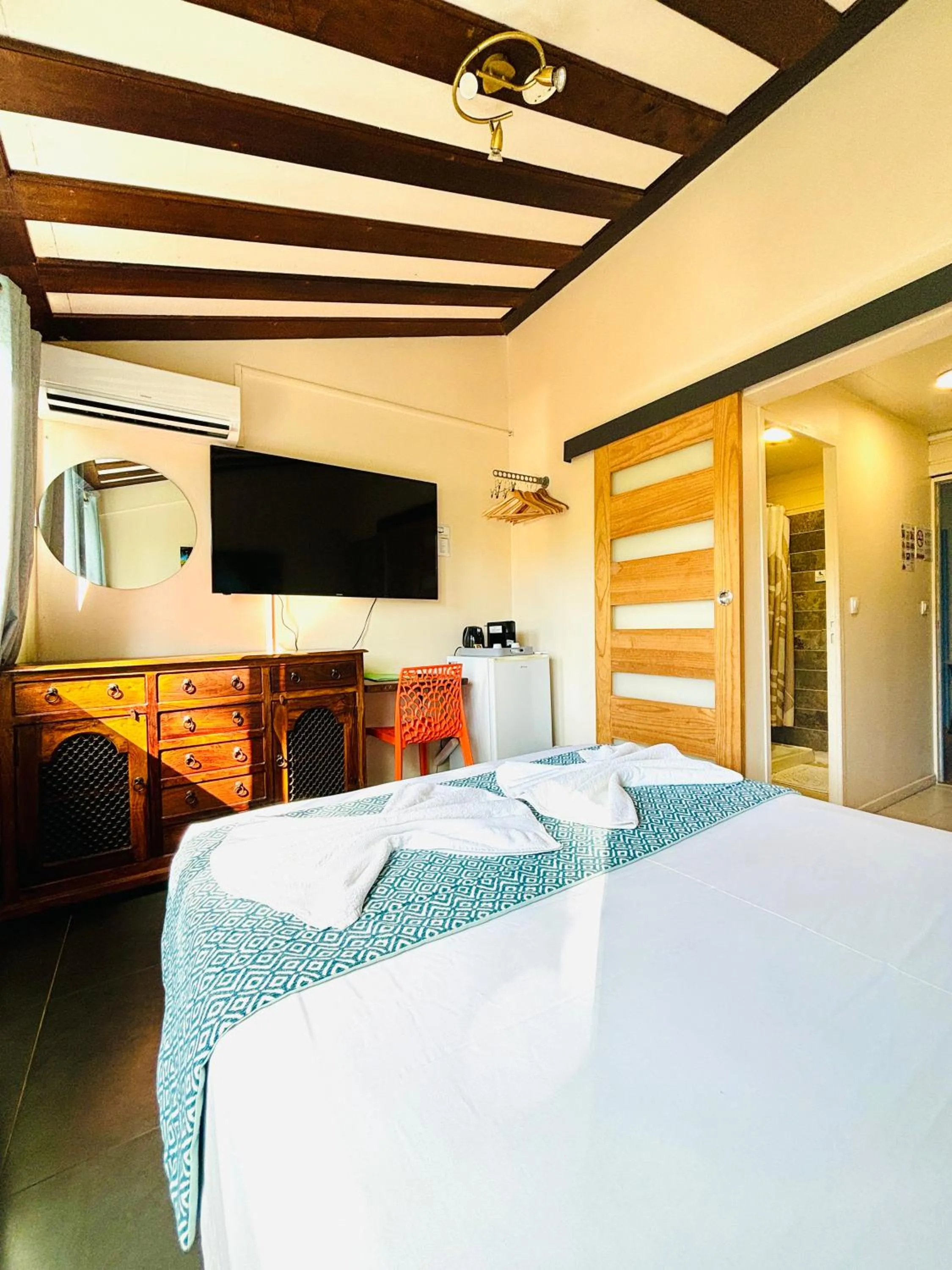 Photo of the whole room, Bed in Hôtel Coco Island