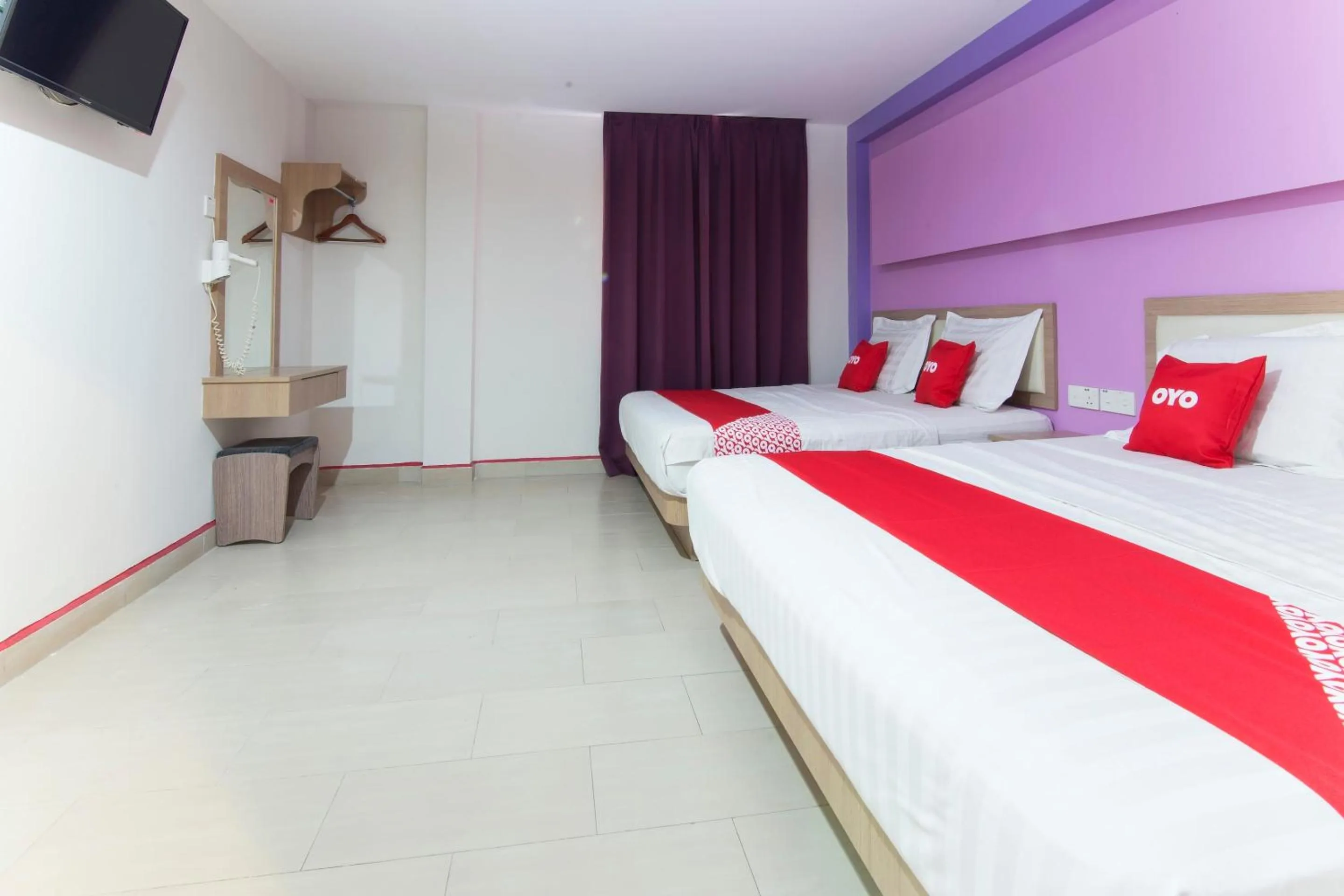 Bedroom, Bed in Valley View Hotel