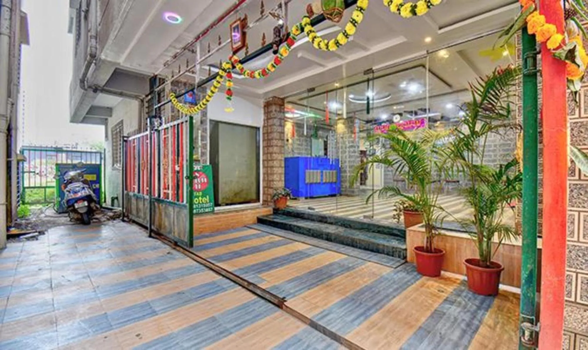 Facade/entrance in FabHotel SRH