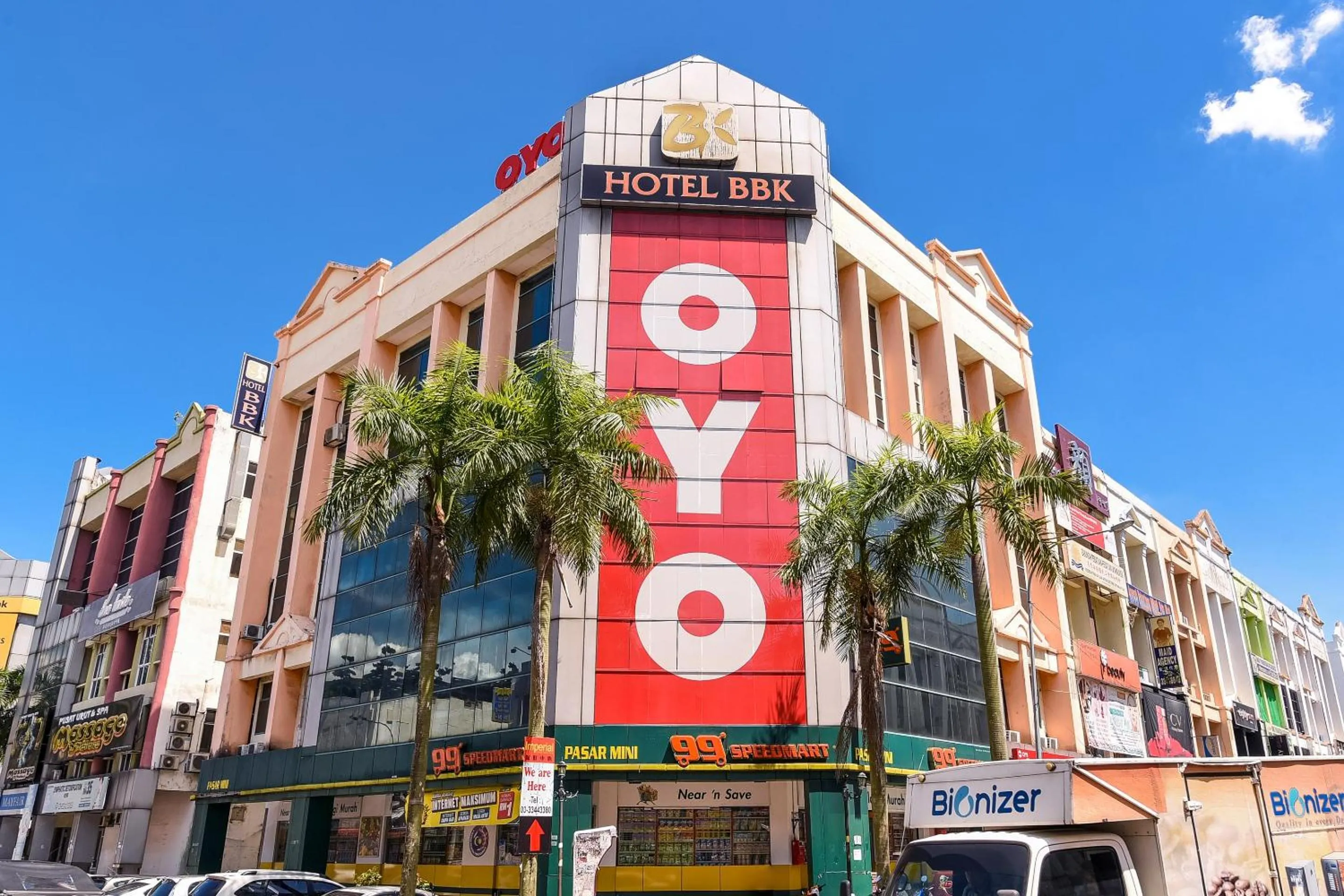 Facade/entrance in Hotel O Bbk