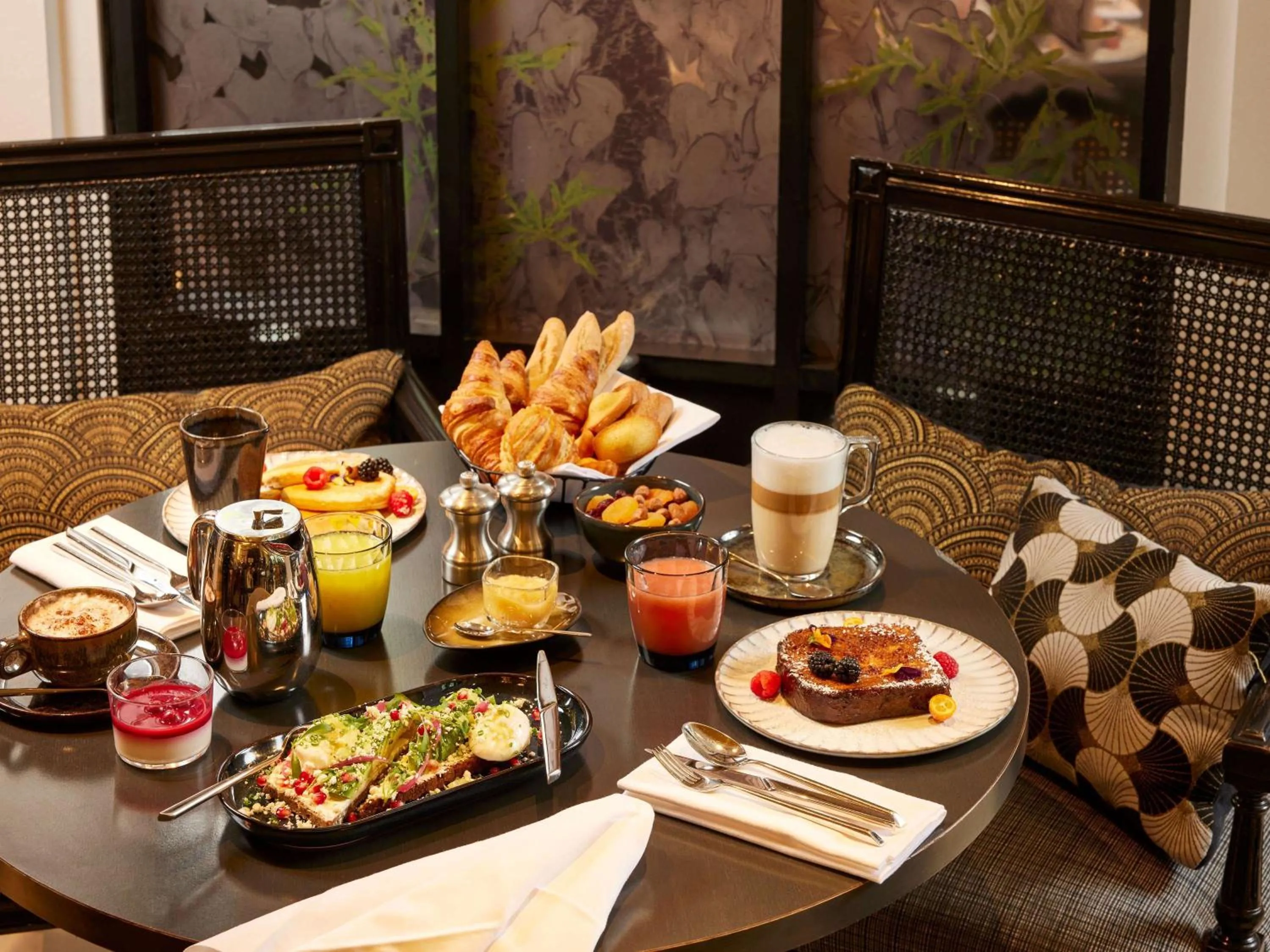 Lounge or bar in Sofitel Paris Le Faubourg