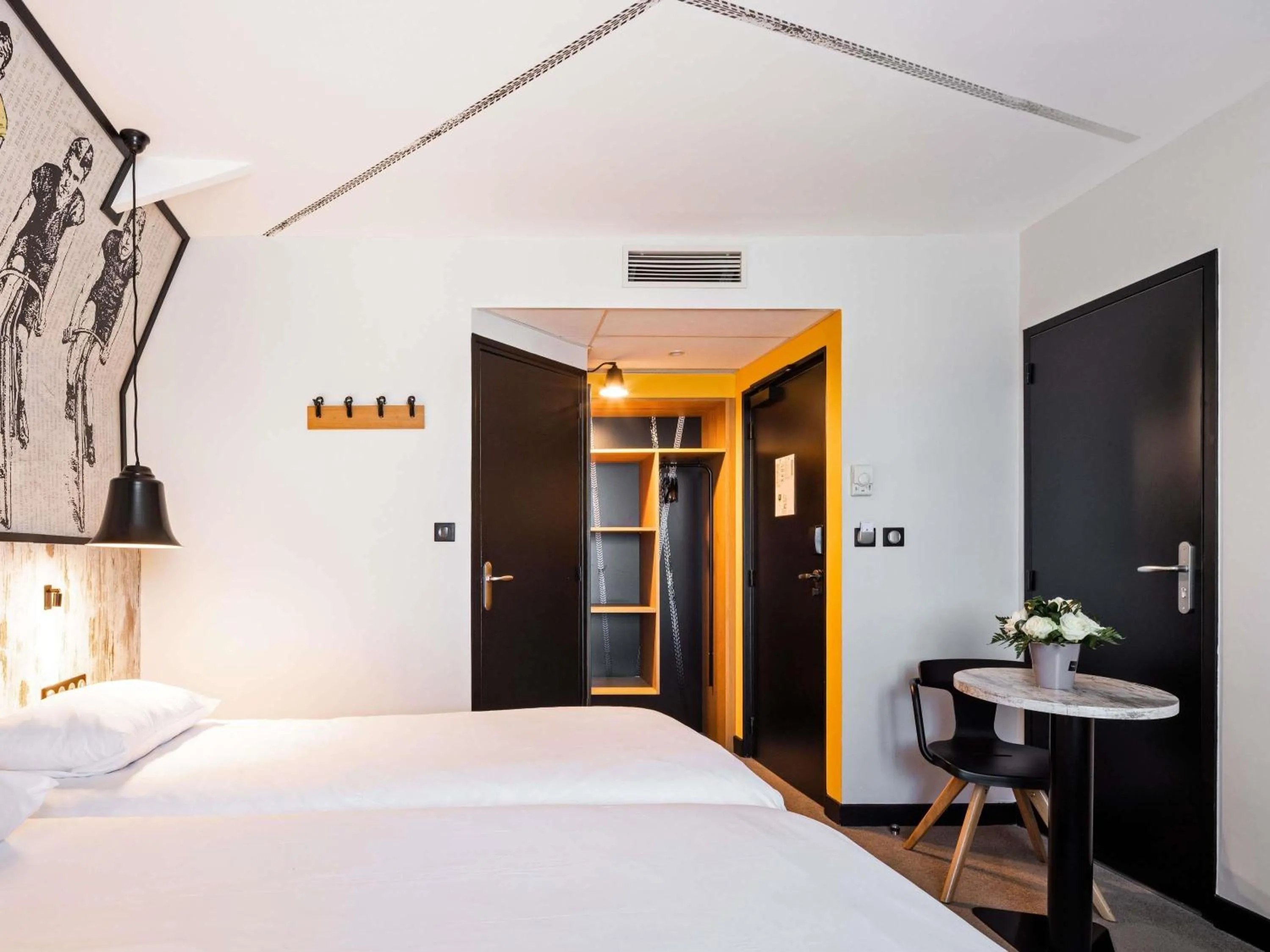 Bedroom, Bed in ibis Styles Dinan Centre Ville