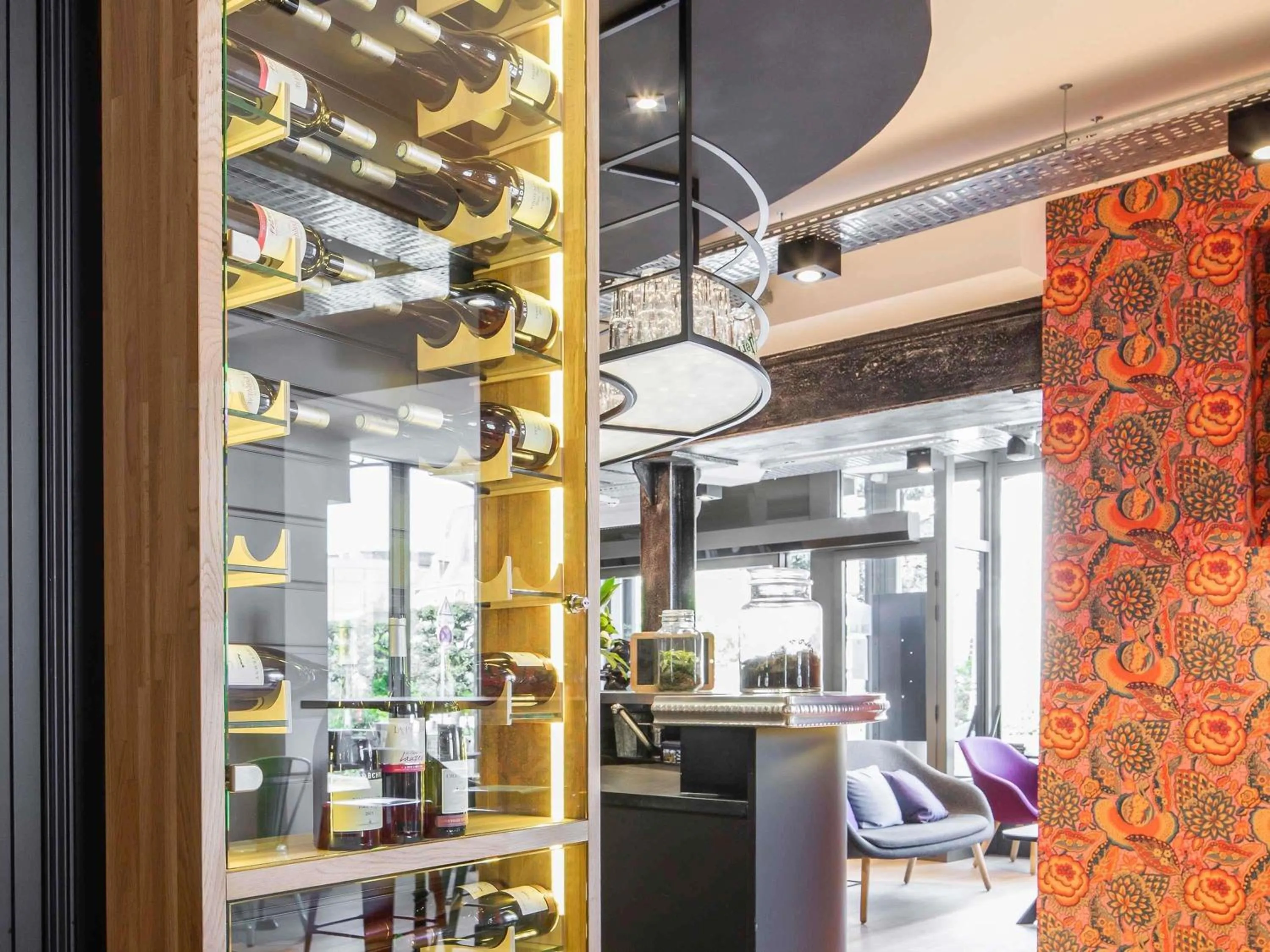 Lounge or bar in ibis Styles Dinan Centre Ville