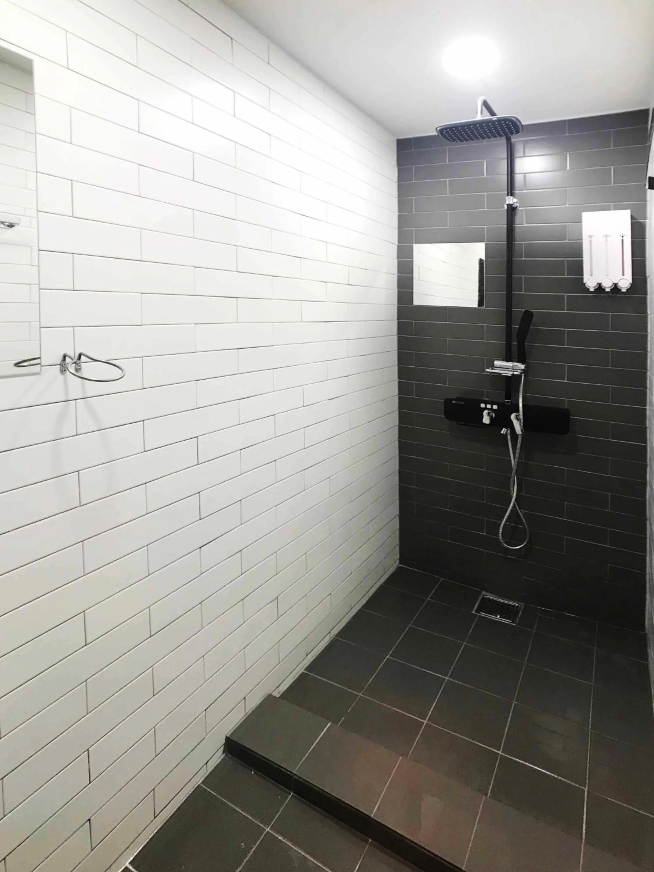 Shower in Seoul Cube Itaewon