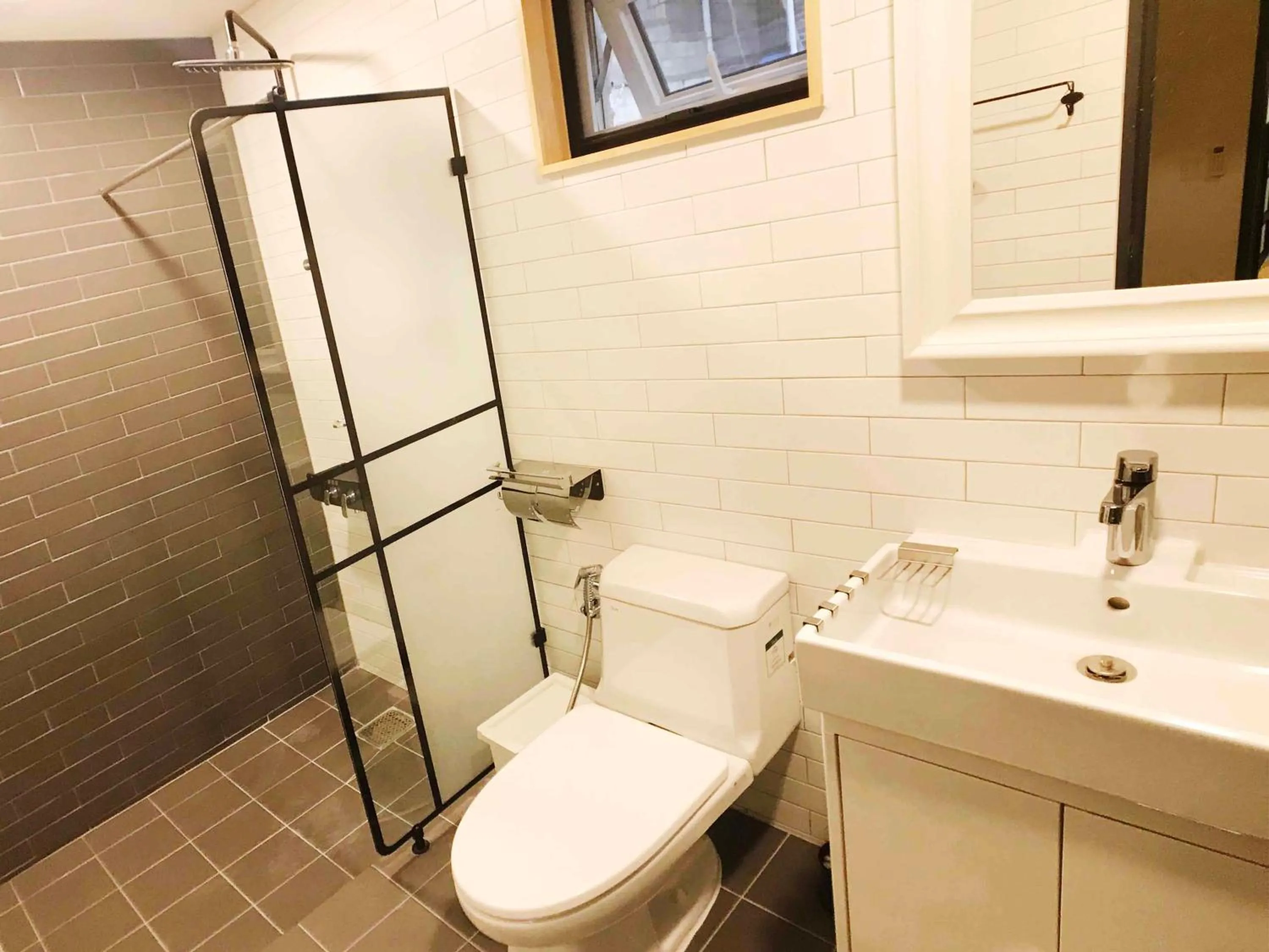 Shower in Seoul Cube Itaewon