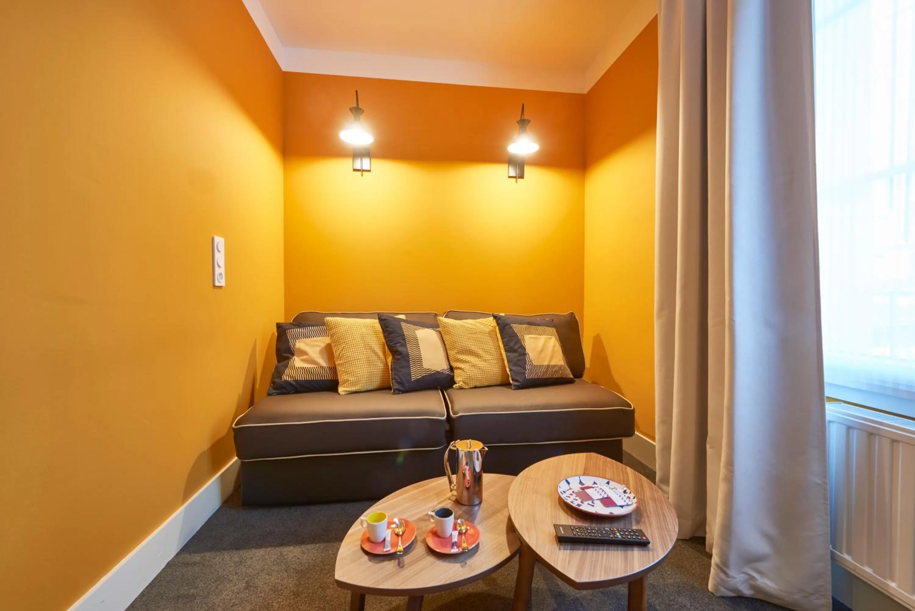 Living room, Bed in Hotel Mercure Brest Centre Les Voyageurs