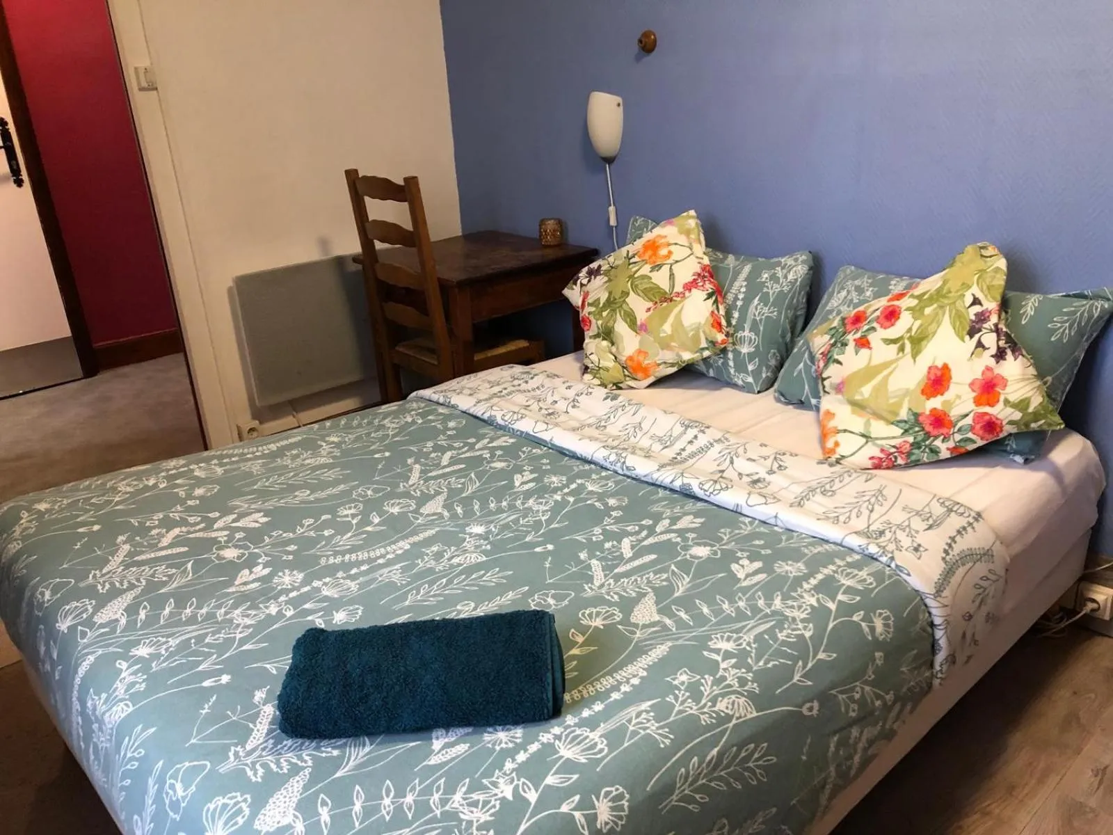 Bed in HOTEL HOSTELLERIE DES VOYAGEURS