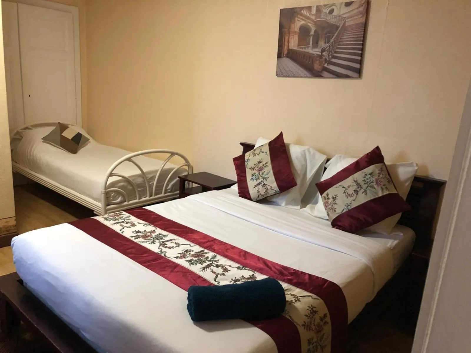 Bed in HOTEL HOSTELLERIE DES VOYAGEURS