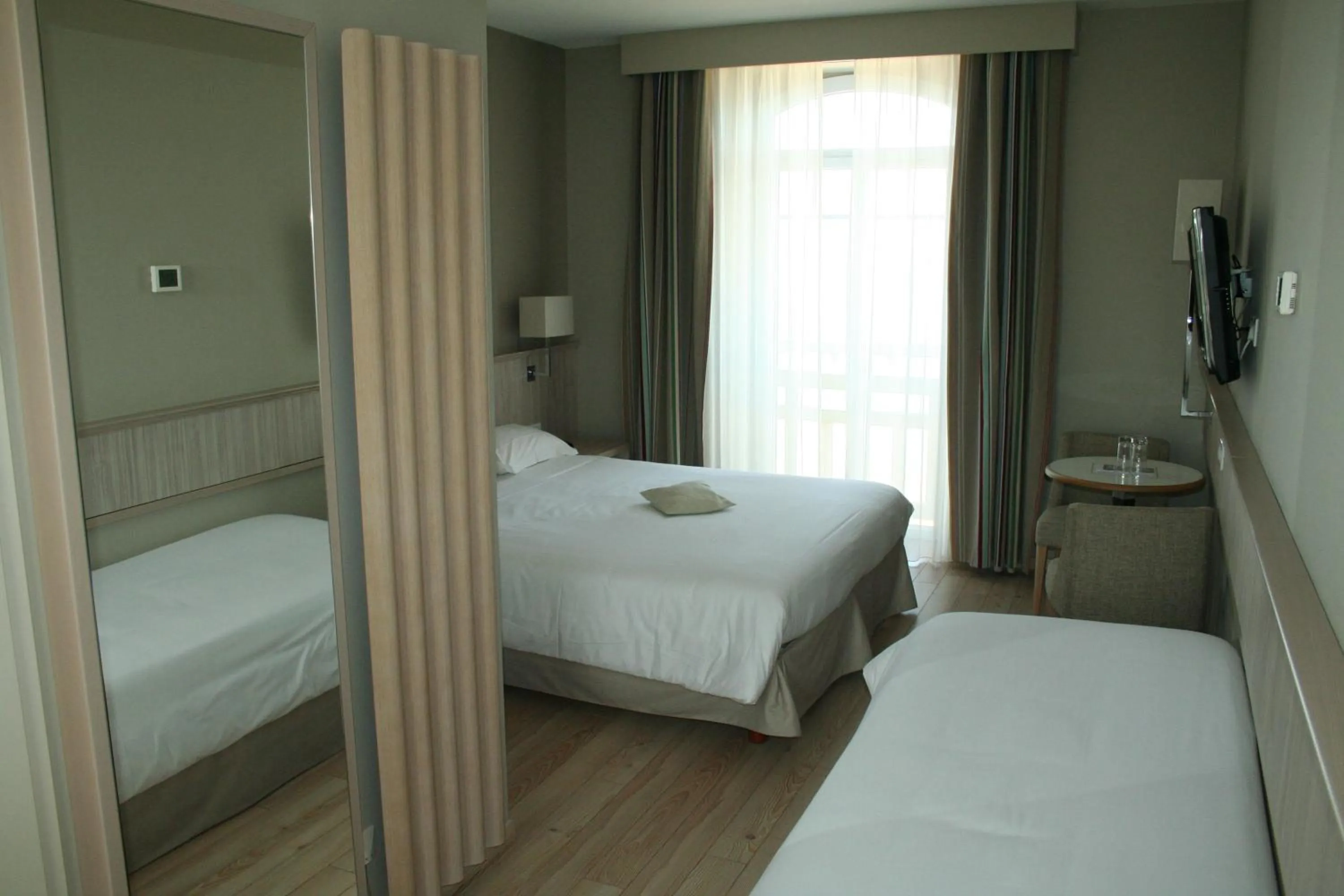 Photo of the whole room, Bed in Antinéa