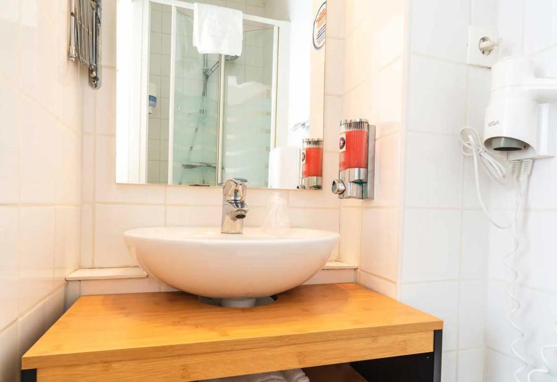 Bathroom in Hôtel Le Goëlo - Port de Paimpol