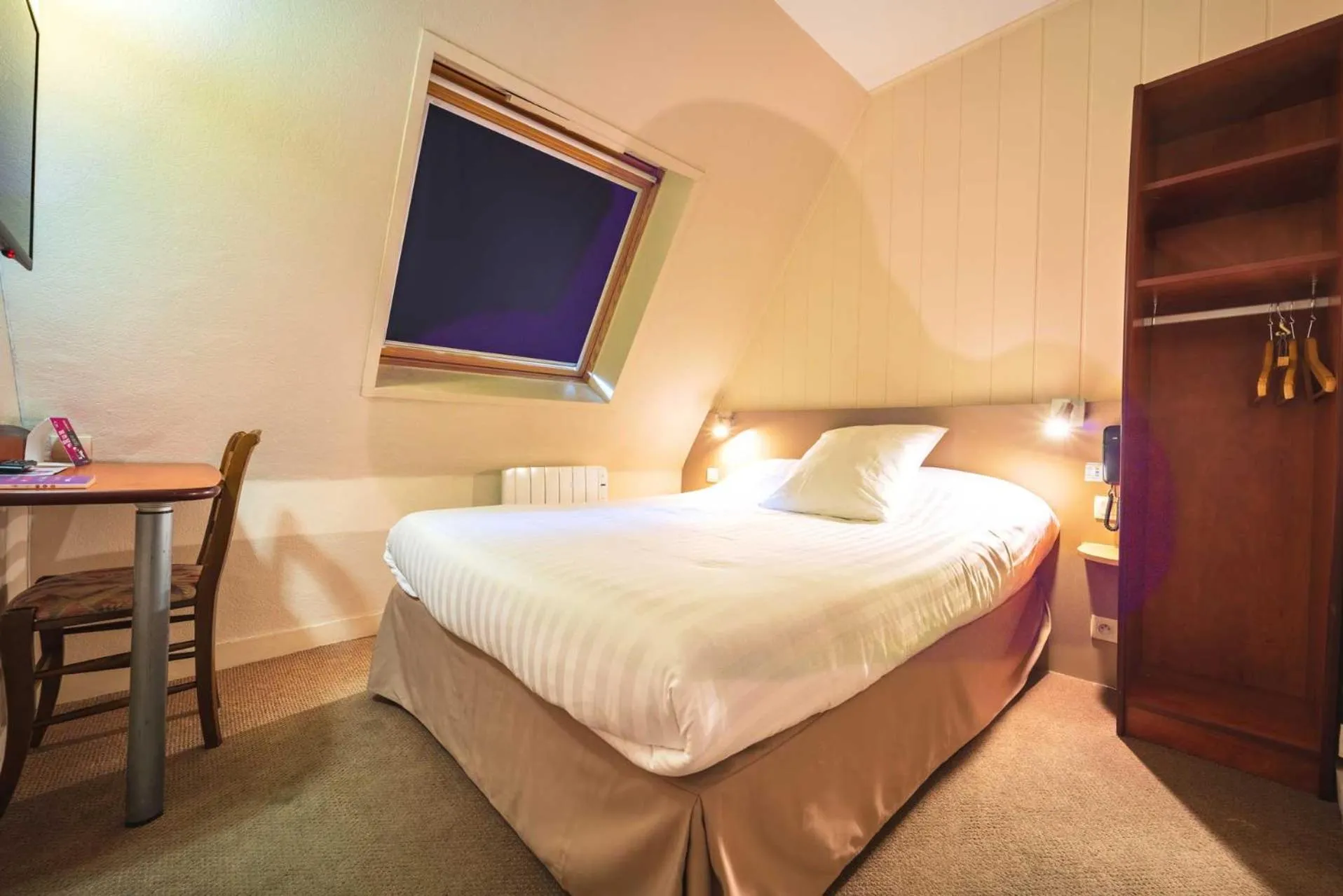 Photo of the whole room, Bed in Hôtel Le Goëlo - Port de Paimpol