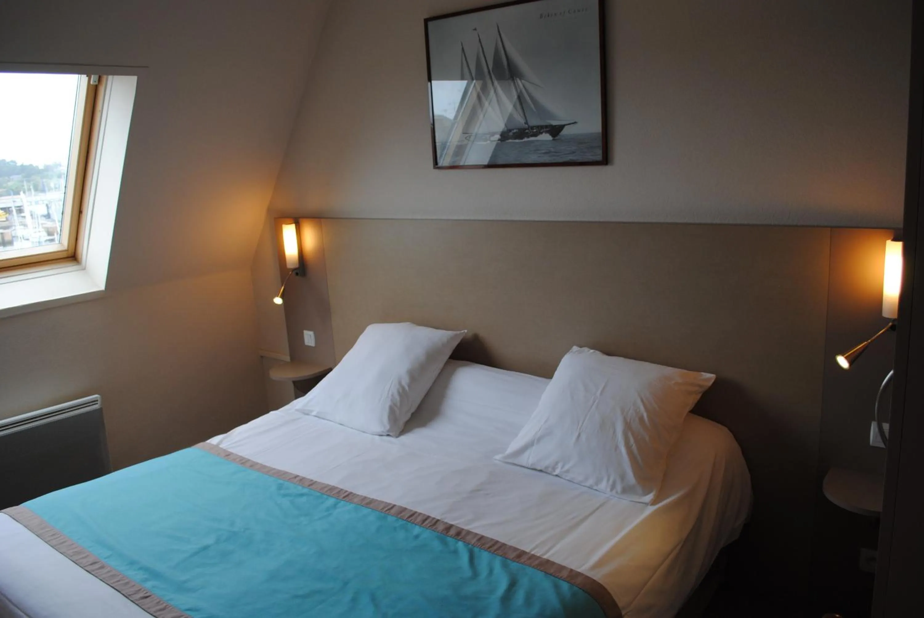 Photo of the whole room, Bed in Hôtel Le Goëlo - Port de Paimpol
