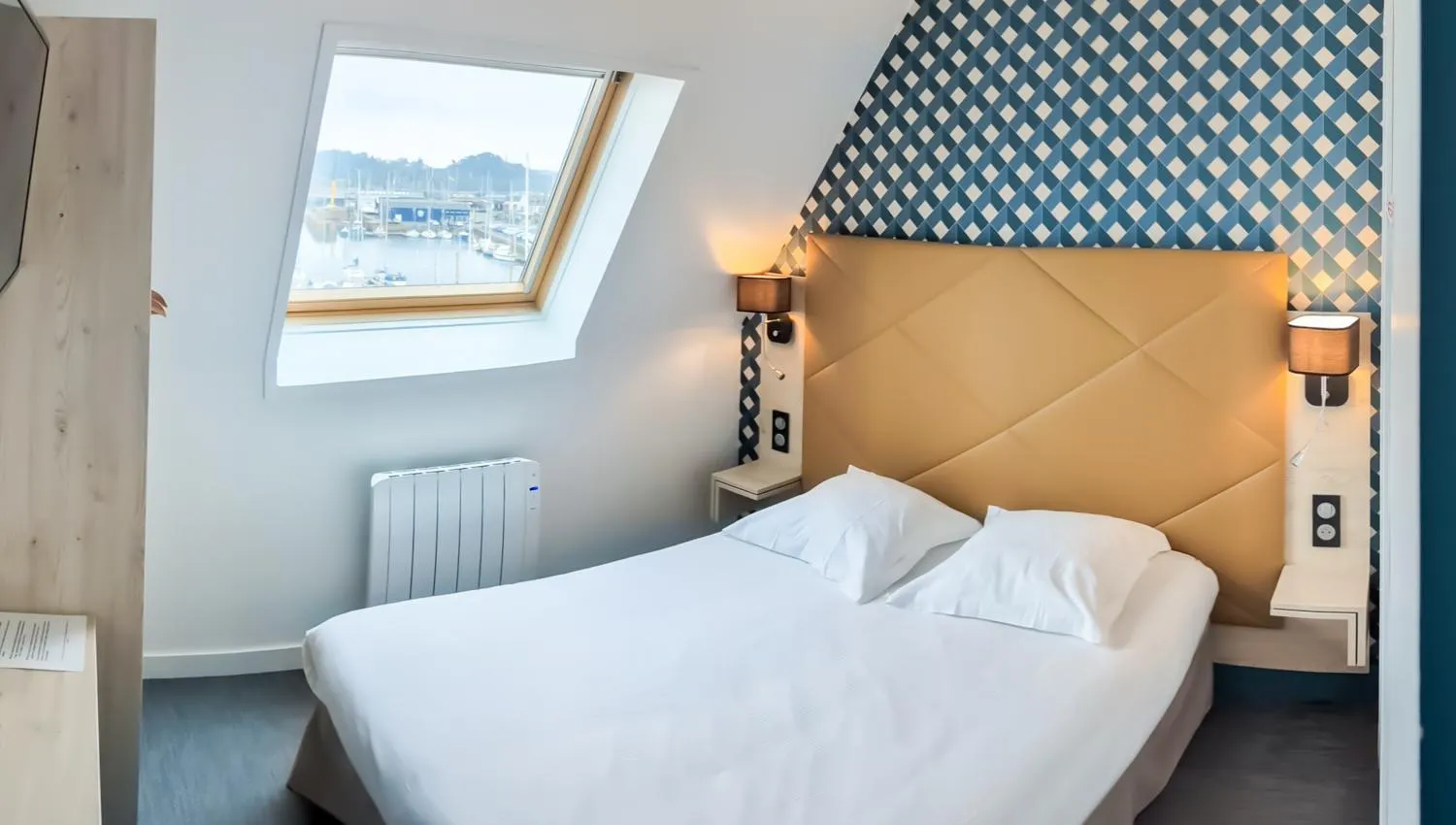 Bed in Hôtel Le Goëlo - Port de Paimpol