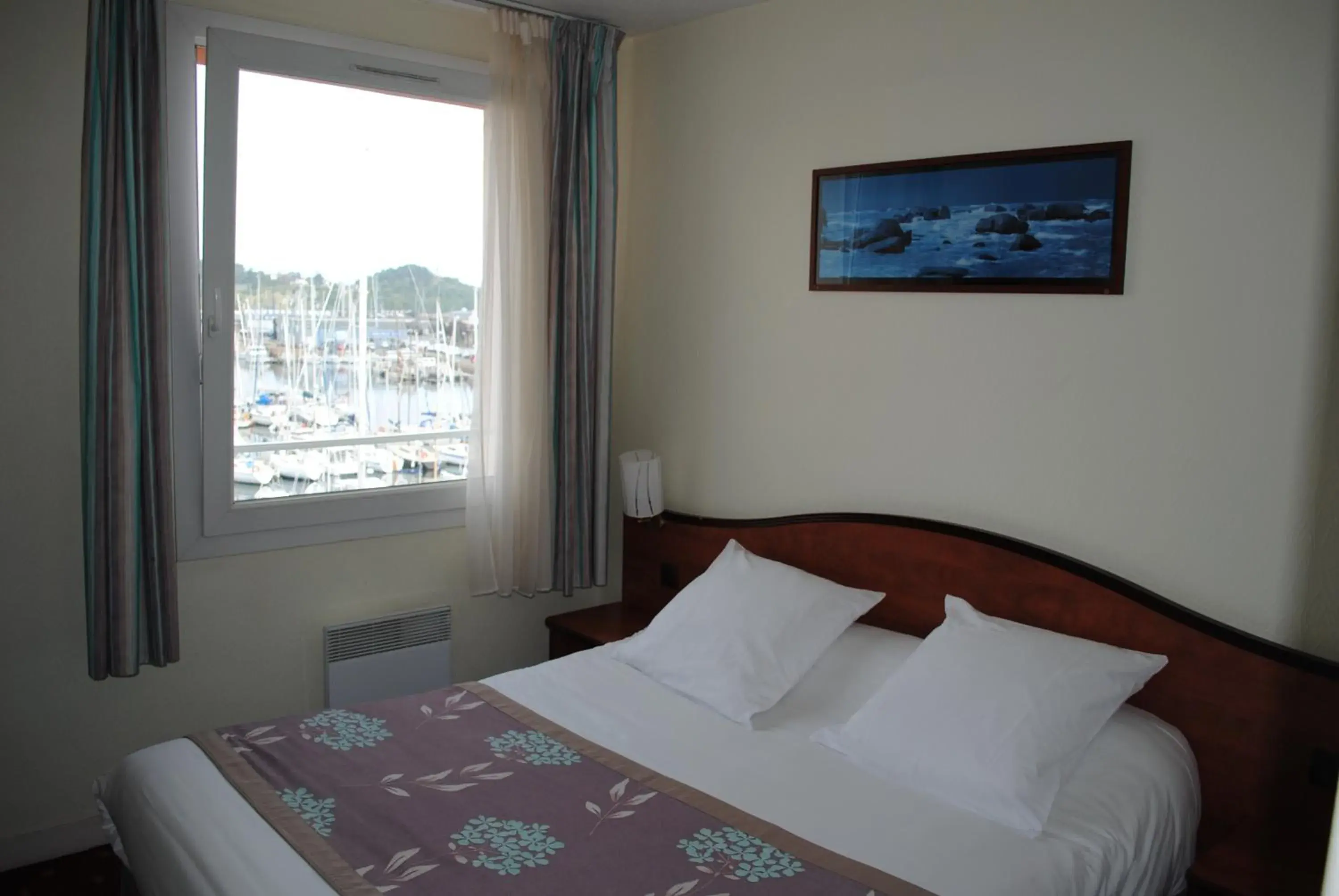 Standard Double Room - Port View in Hôtel Le Goëlo - Port de Paimpol Standard Double Room - Port View in Hôtel Le Goëlo - Port de Paimpol