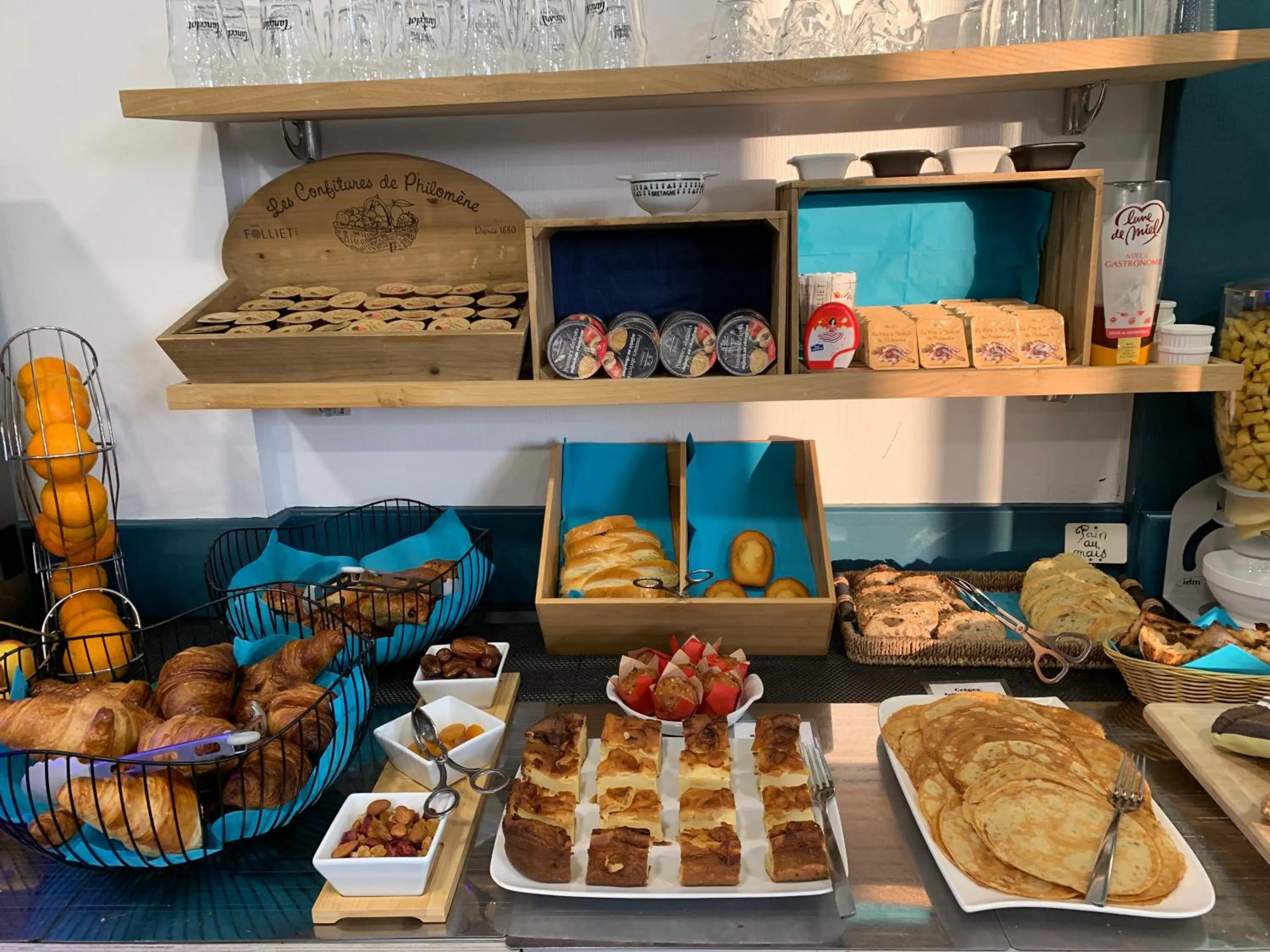 Breakfast in Hôtel Le Goëlo - Port de Paimpol