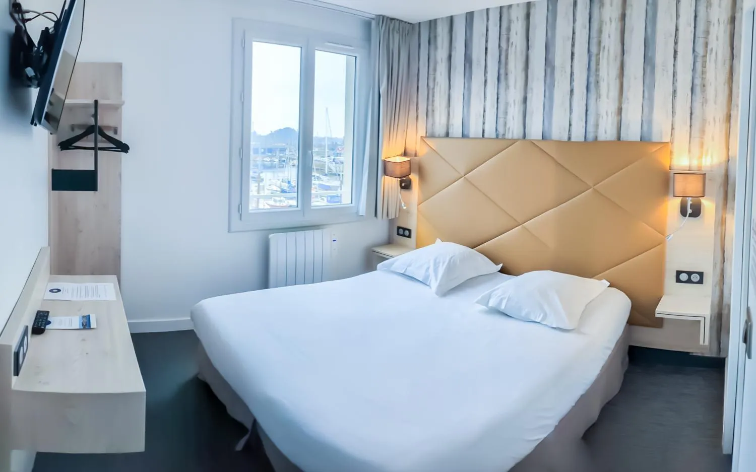 Bed in Hôtel Le Goëlo - Port de Paimpol